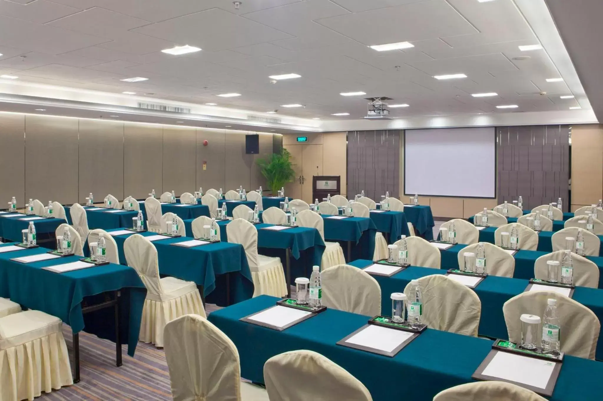 Meeting/conference room in Holiday Inn Shenzhen Donghua, an IHG Hotel