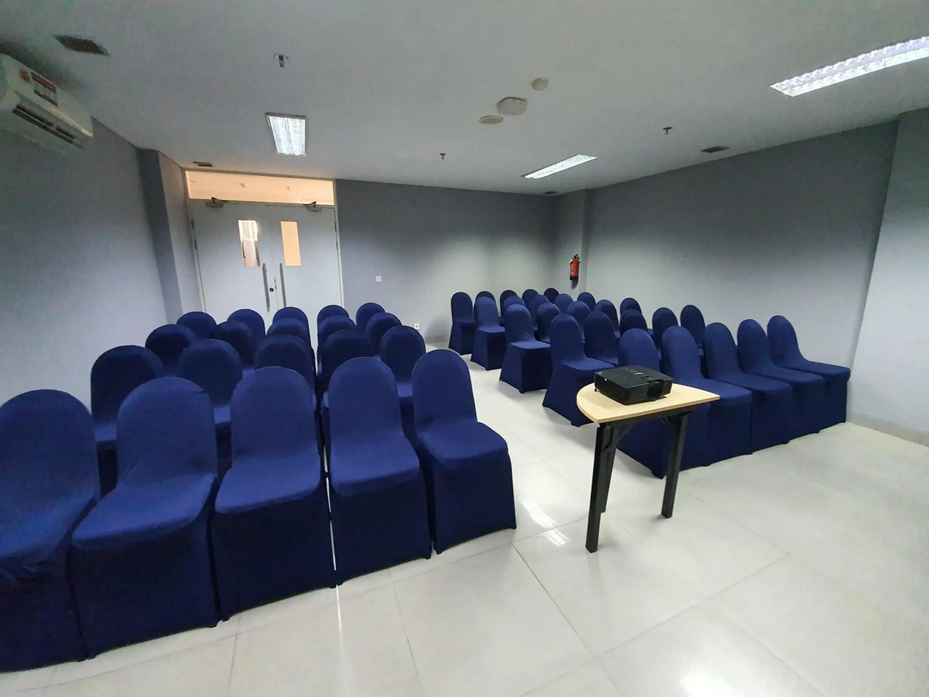 Business facilities in POP! Hotel Diponegoro Surabaya