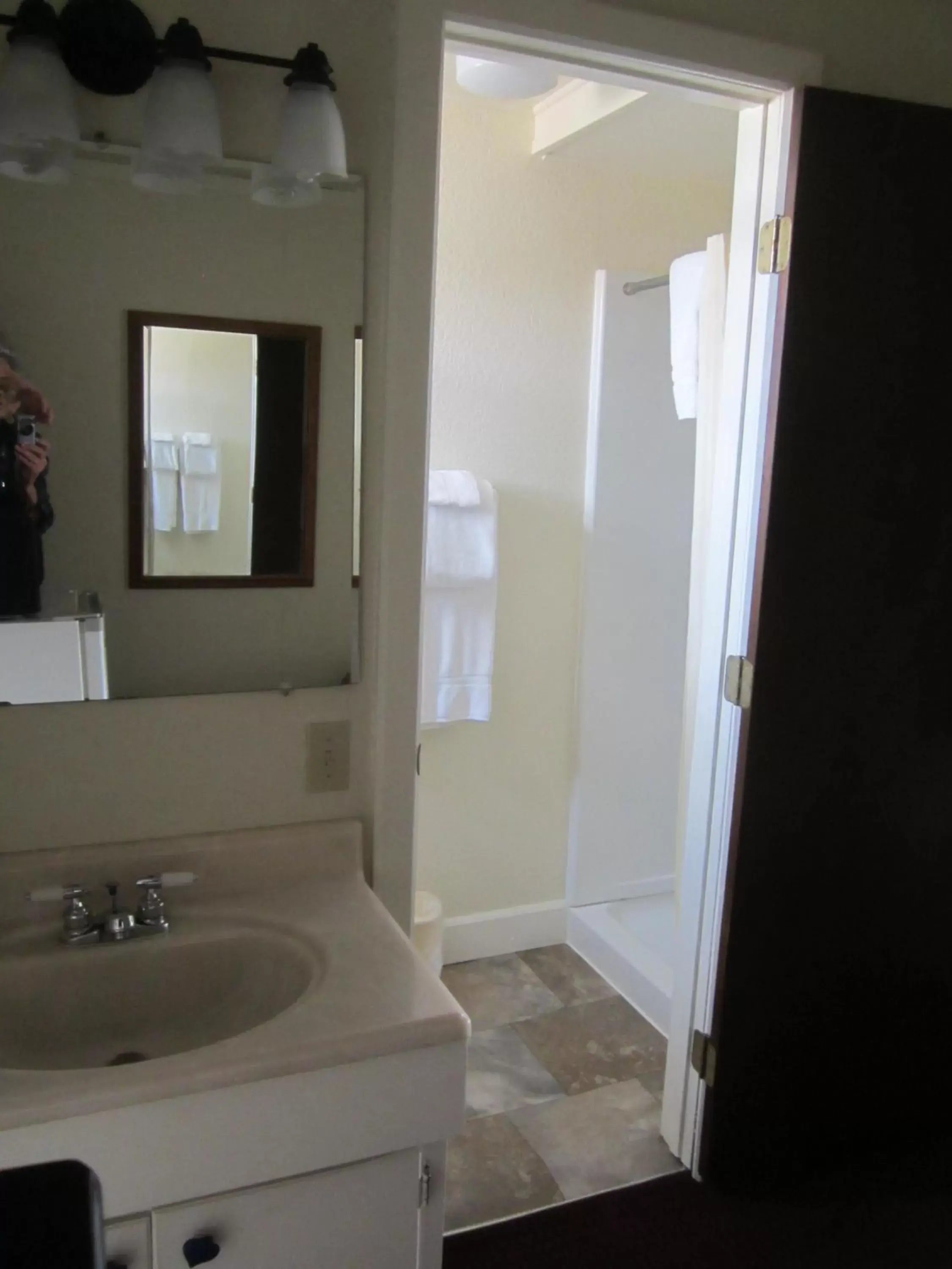 Shower, Bathroom in Big Horn Motel