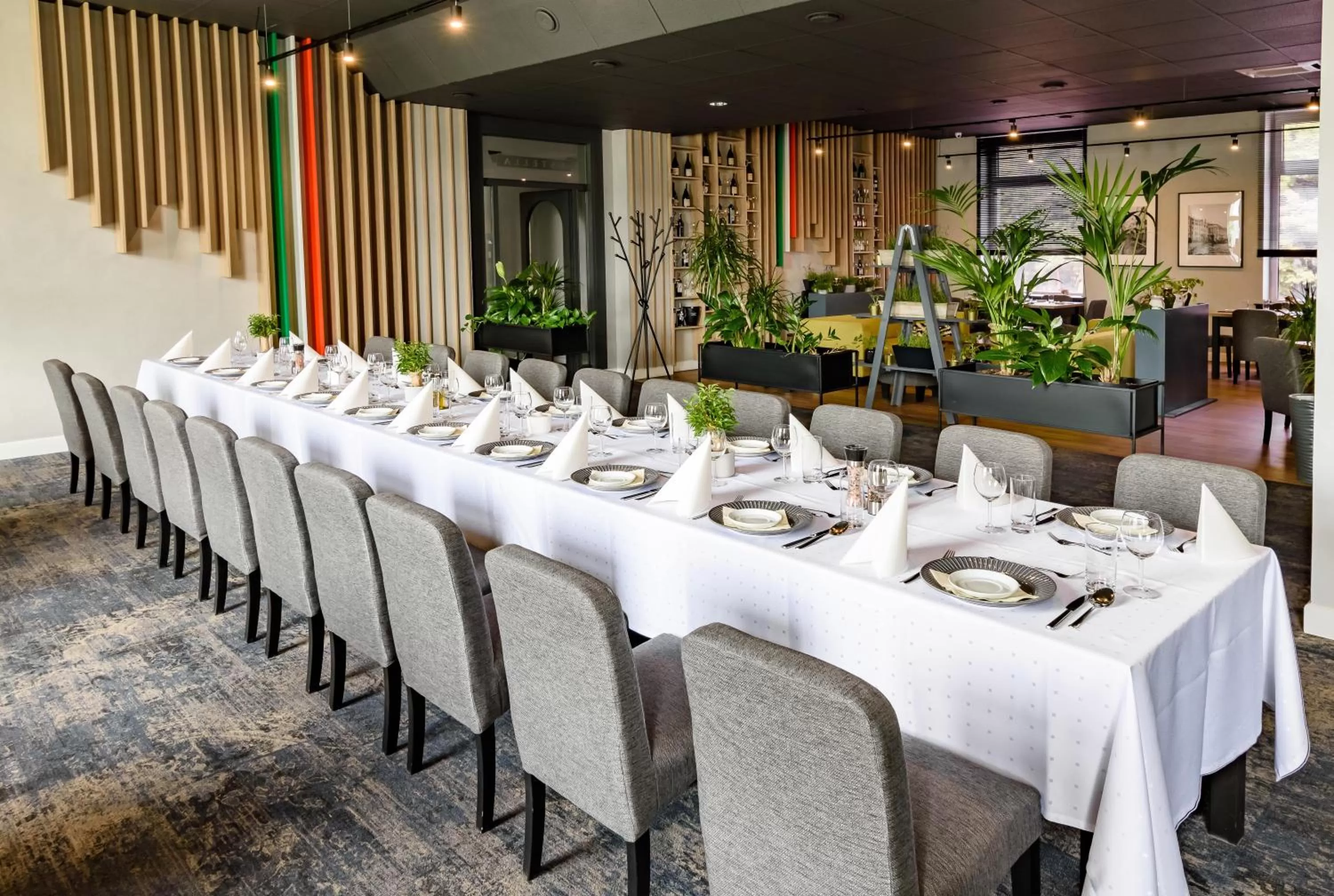 Restaurant/places to eat in Hotel IOR