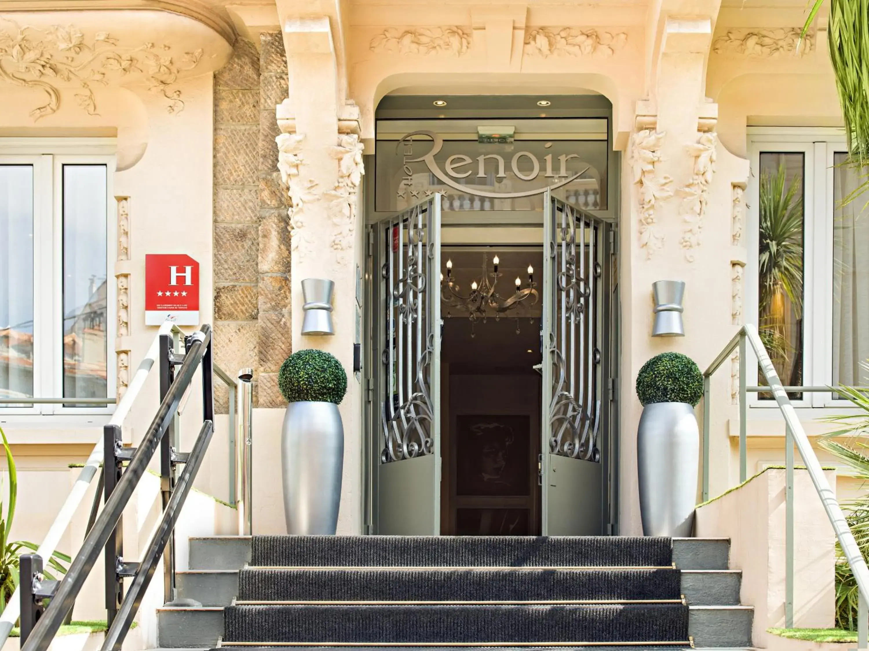Facade/entrance in Hotel Renoir