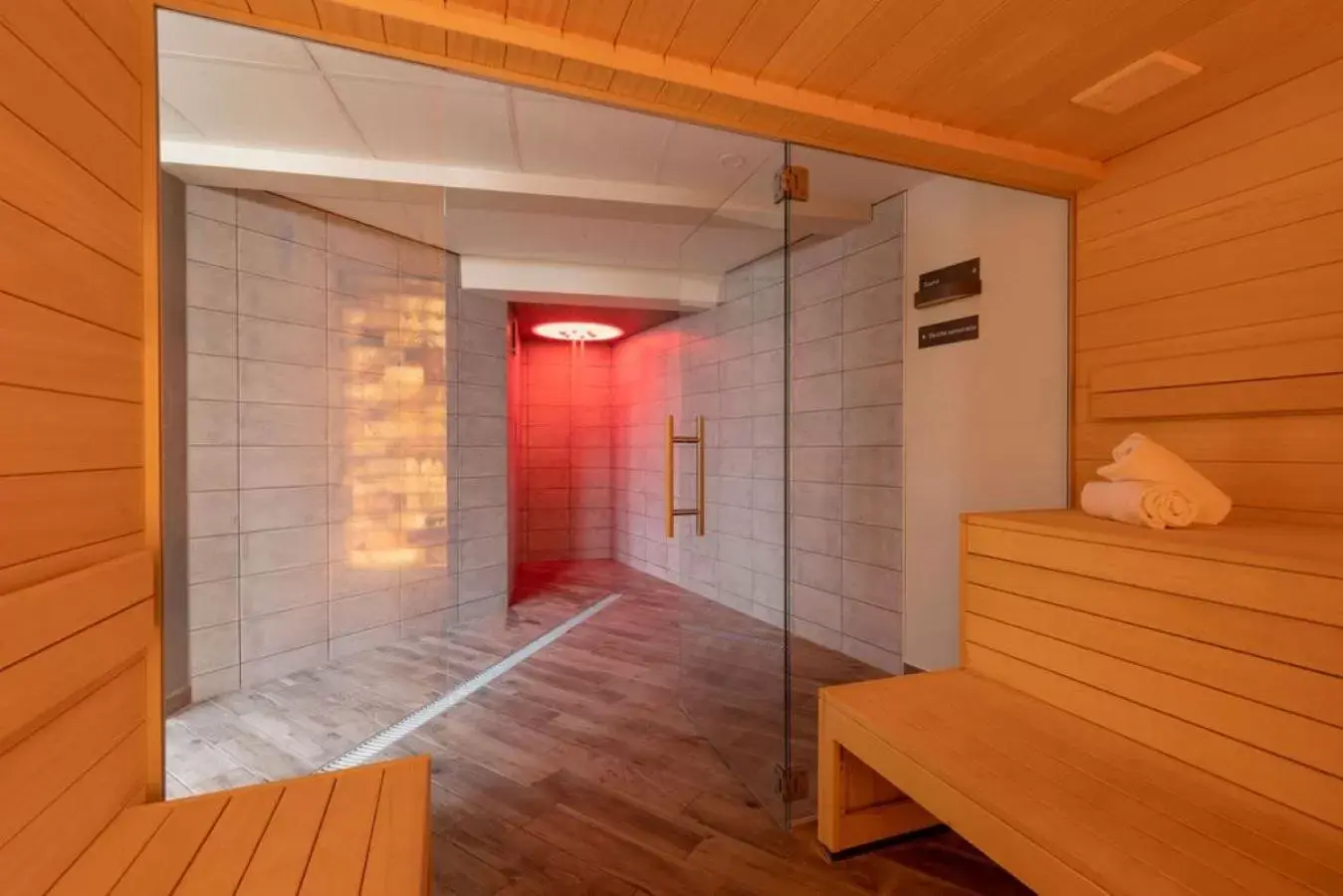 Sauna in BEST WESTERN La Porte des Châteaux
