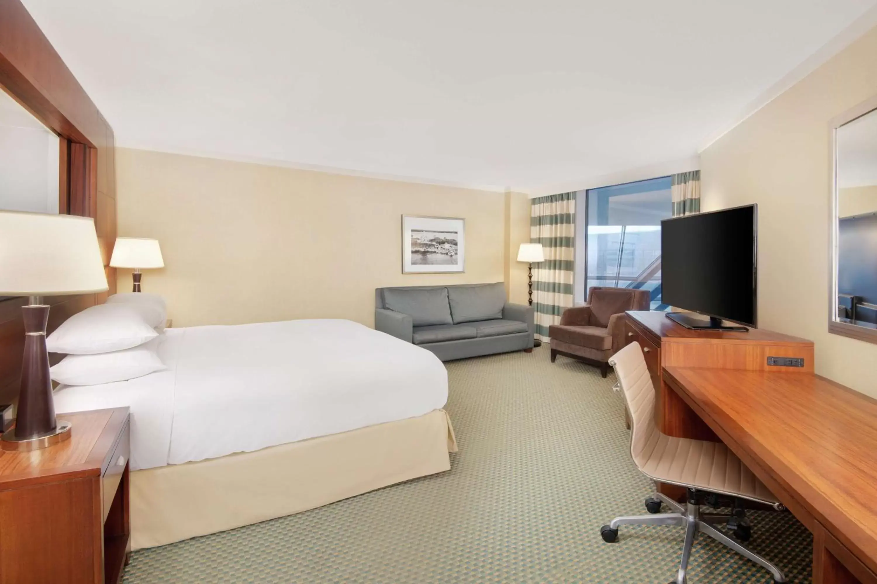 Bedroom, TV/Entertainment Center in Hilton Stamford Hotel & Executive Meeting Center