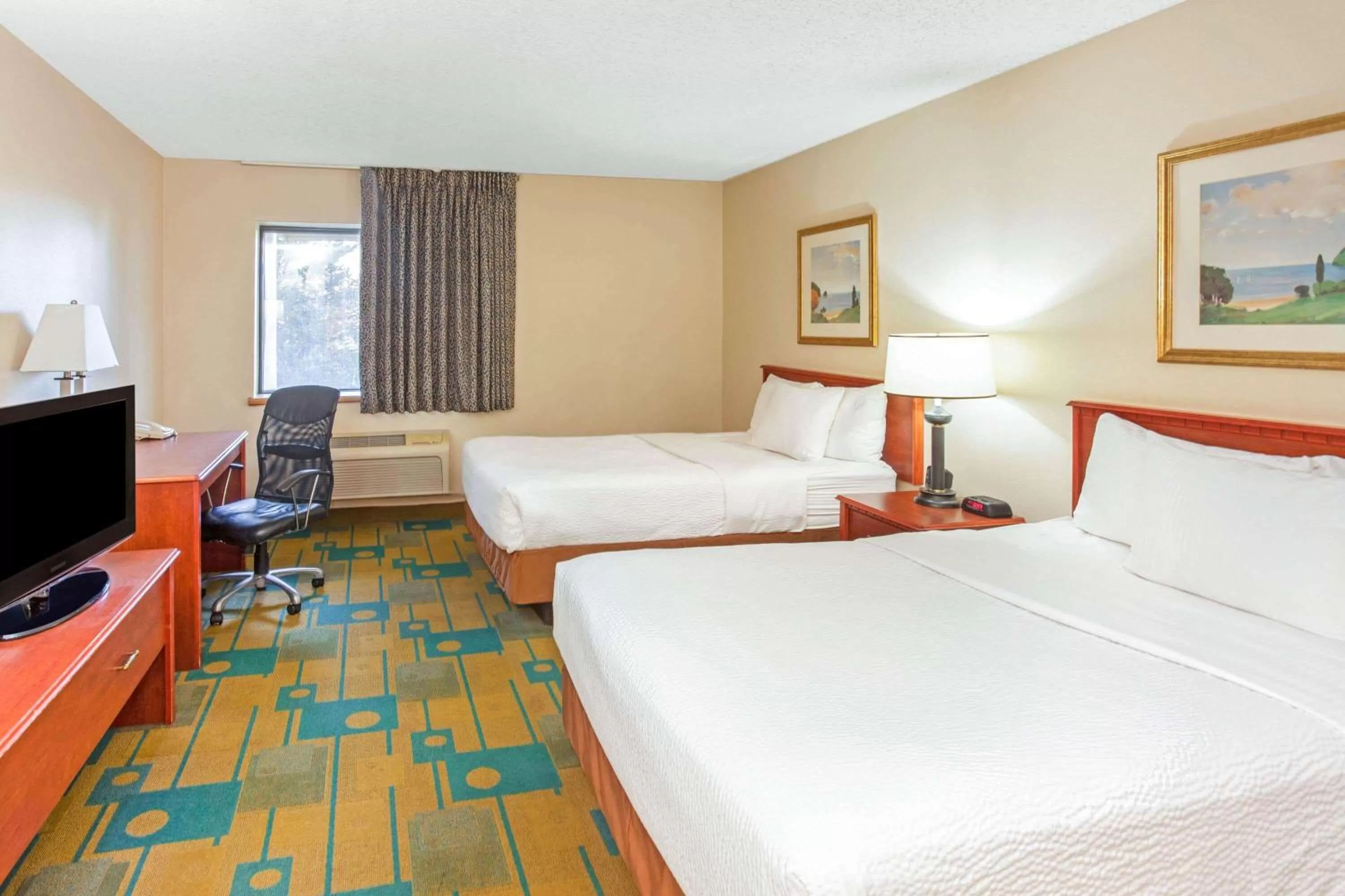 Photo of the whole room, Bed in La Quinta Inn by Wyndham Milwaukee Airport / Oak Creek