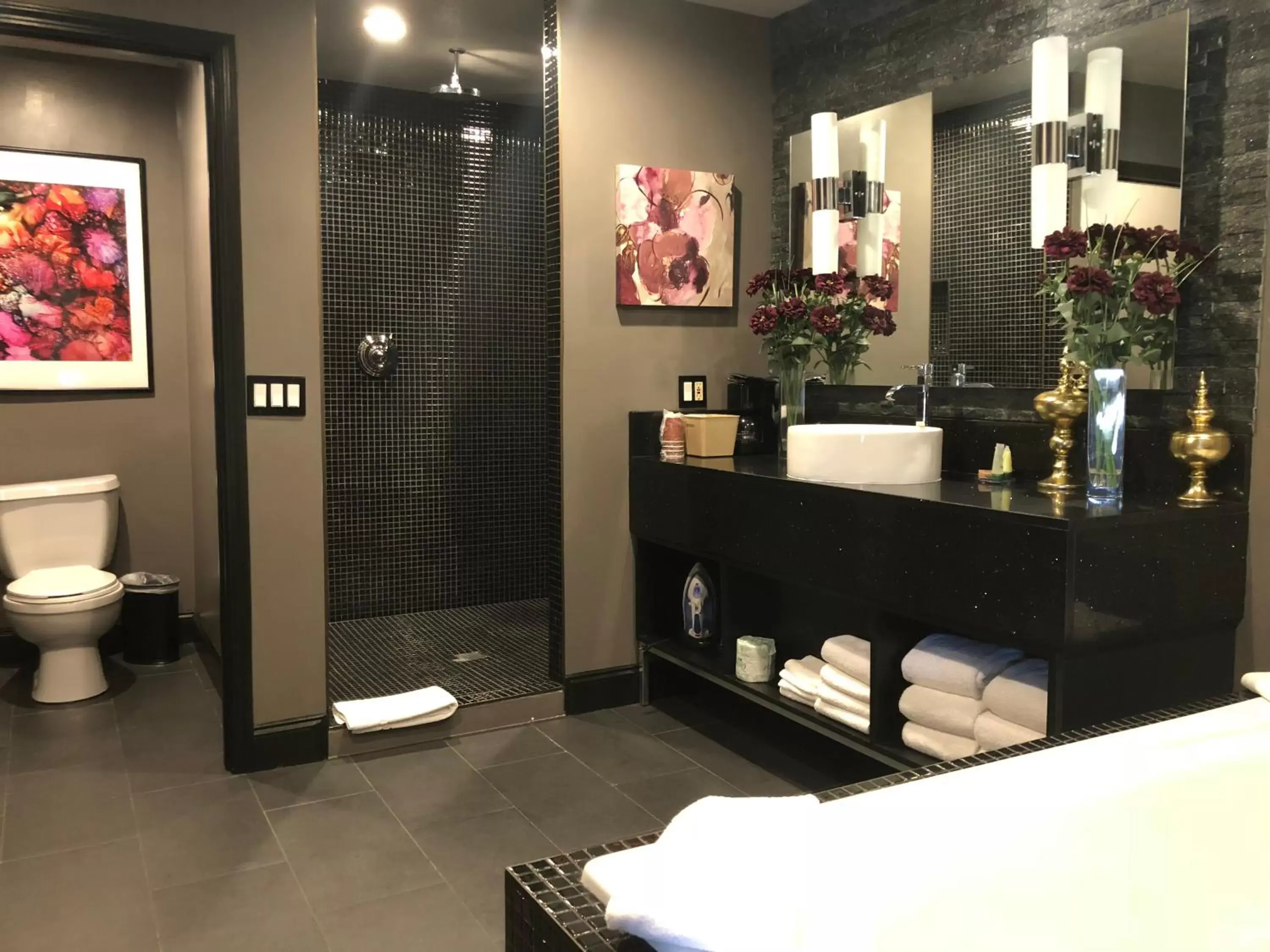 Shower in Hotel Le Reve Pasadena