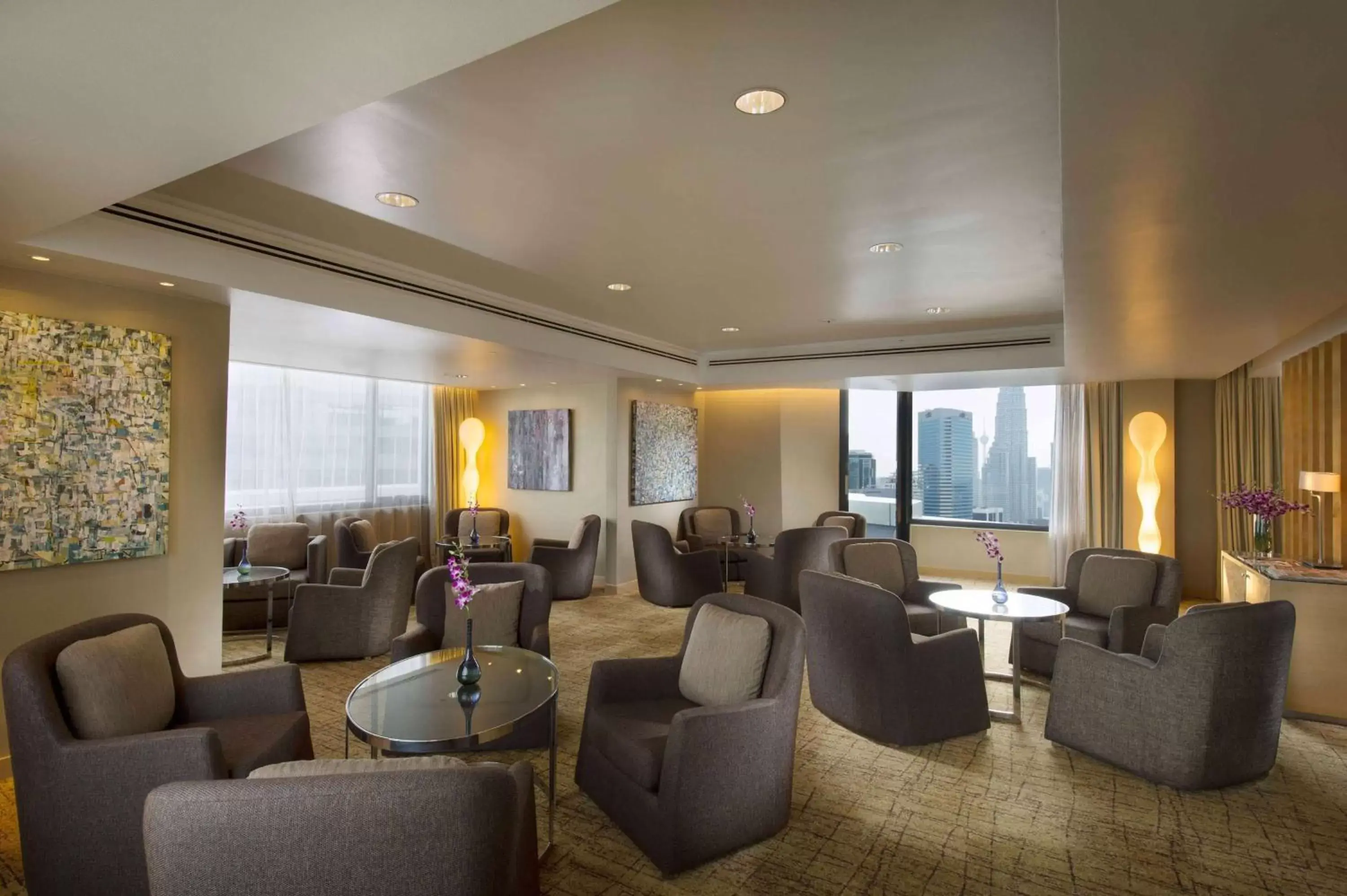 Bed, Lounge/Bar in DoubleTree By Hilton Kuala Lumpur
