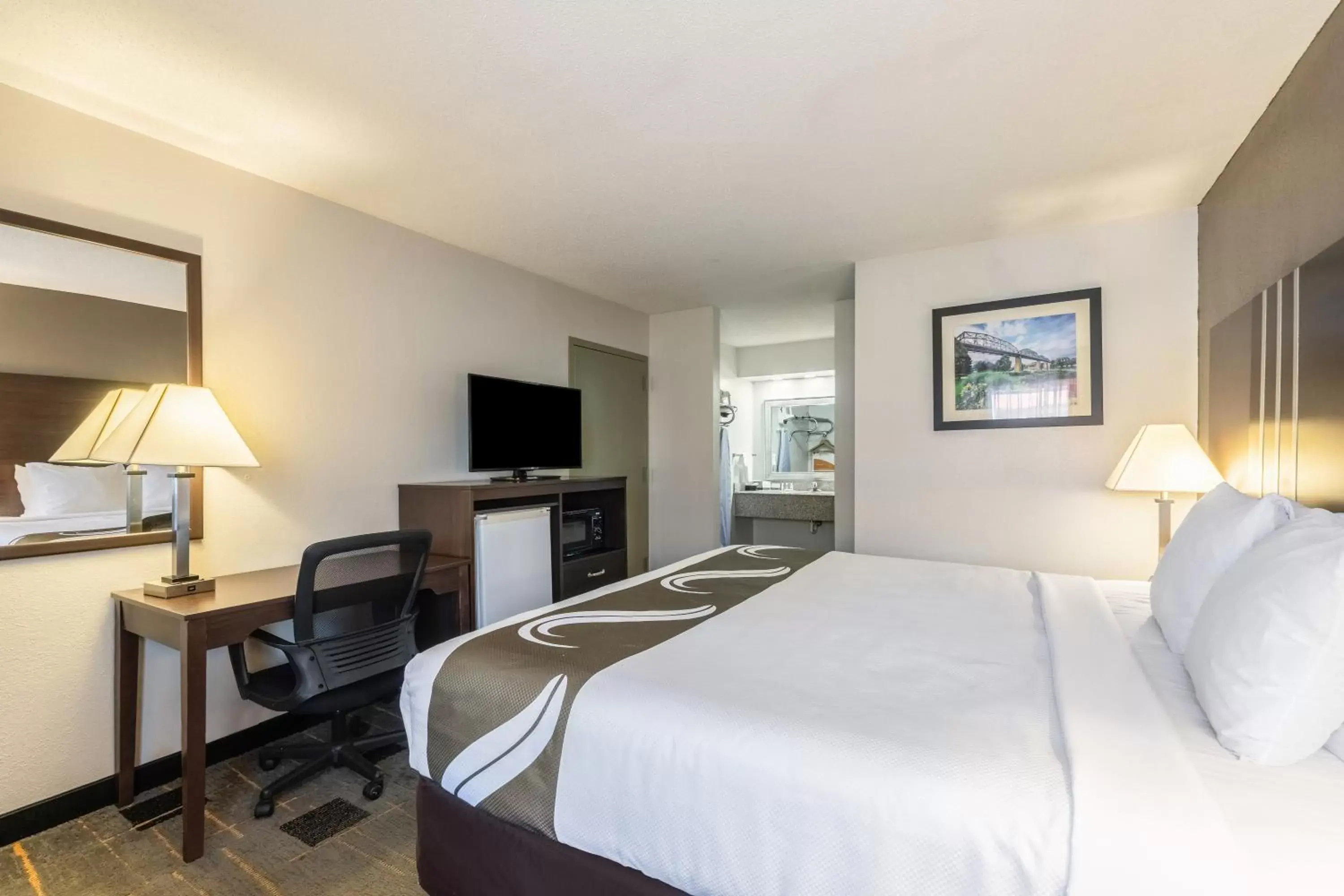 TV and multimedia, Bed in Quality Inn Cleveland North TV and multimedia, Bed in Quality Inn Cleveland North