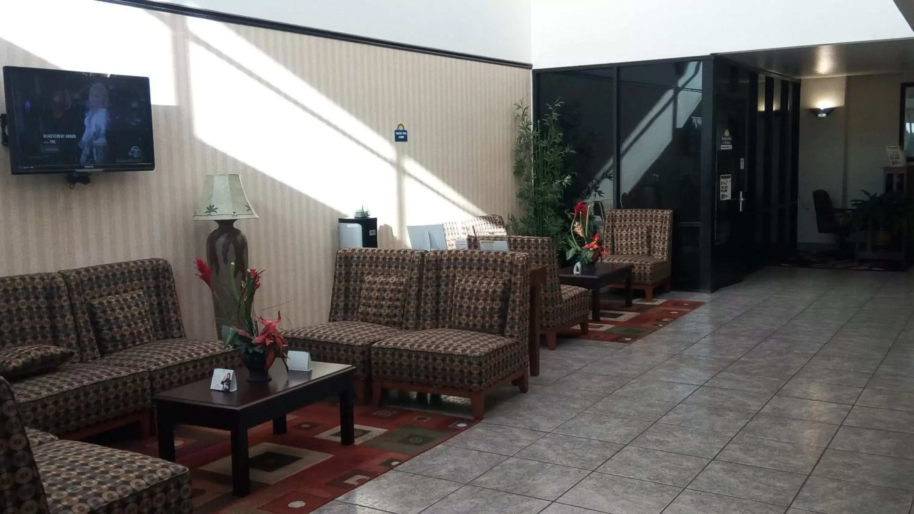 Lobby or reception, Lounge/Bar in Days Inn & Suites by Wyndham Artesia
