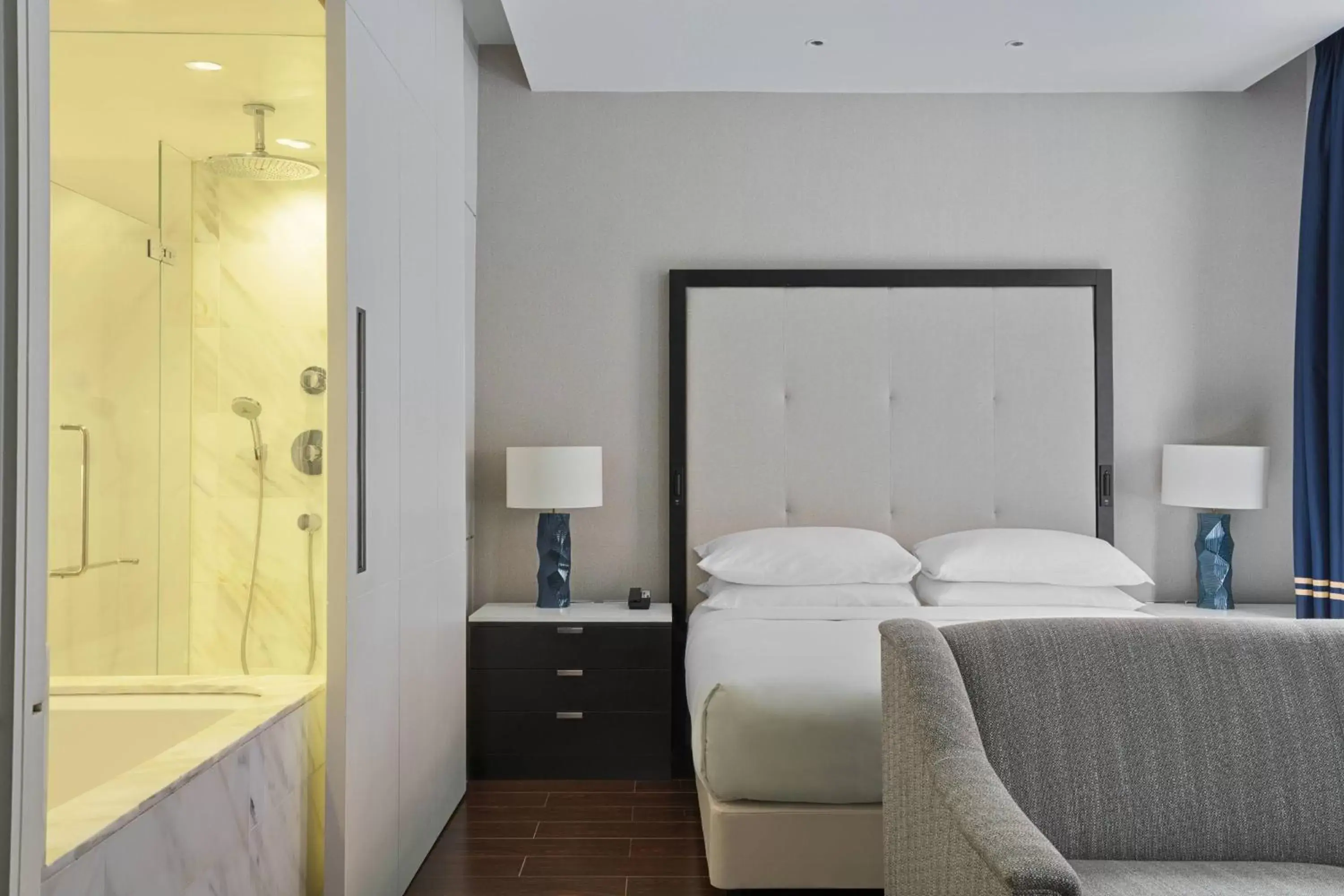 Bedroom, Bed in London Marriott Hotel Grosvenor Square