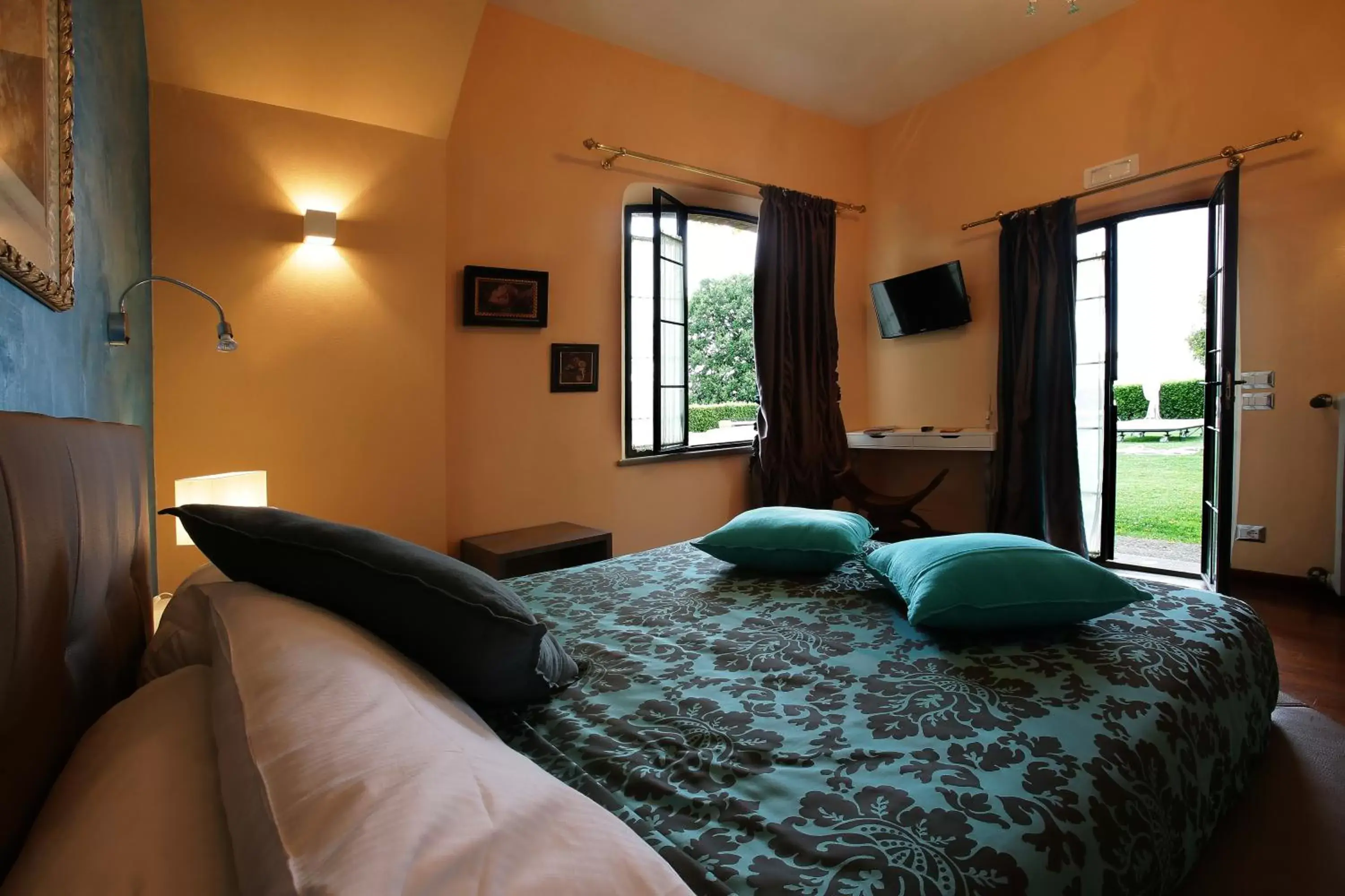 Photo of the whole room, Bed in Relais Montemaggiore