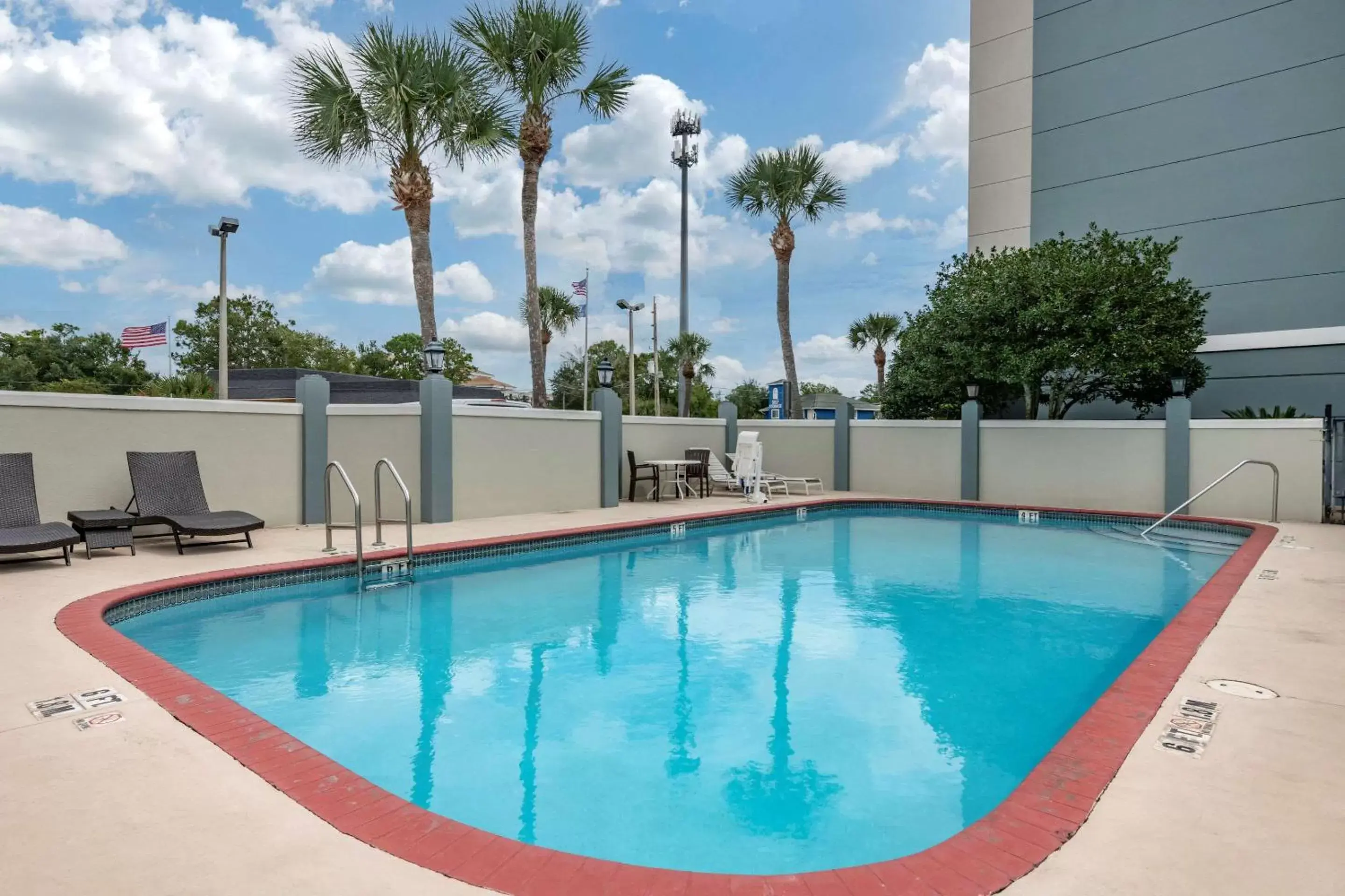 Swimming Pool in Comfort Suites Baymeadows Near Butler Blvd