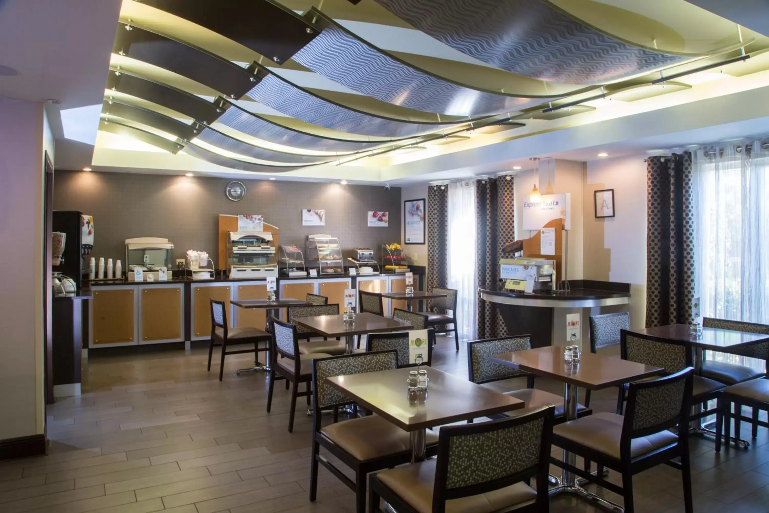 Breakfast, Restaurant/Places to Eat in Holiday Inn Express & Suites - Oxford, an IHG Hotel