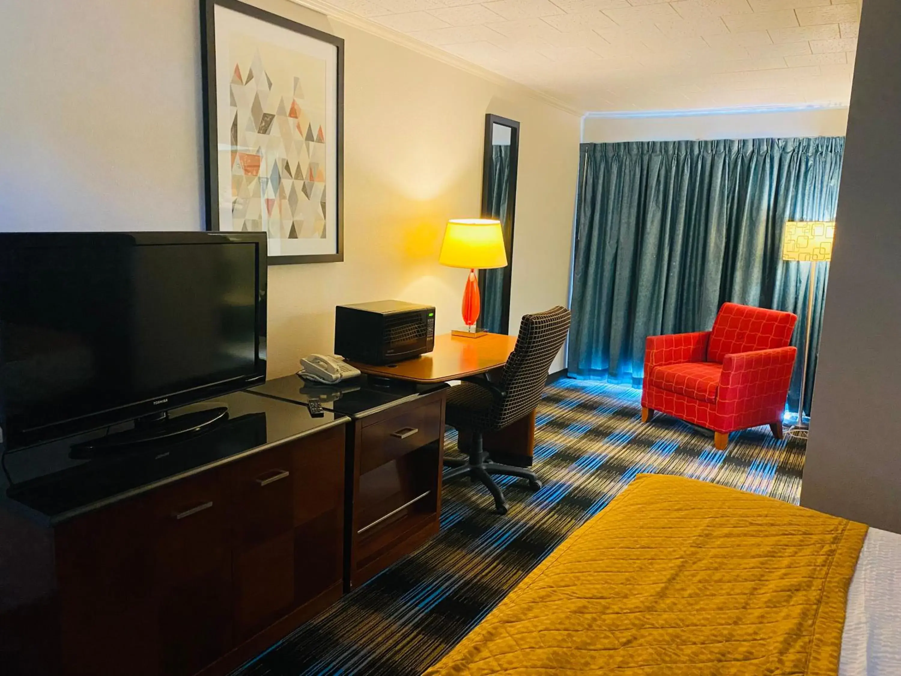 Bed, TV/Entertainment Center in Days Inn & Suites by Wyndham St. Ignace Lakefront