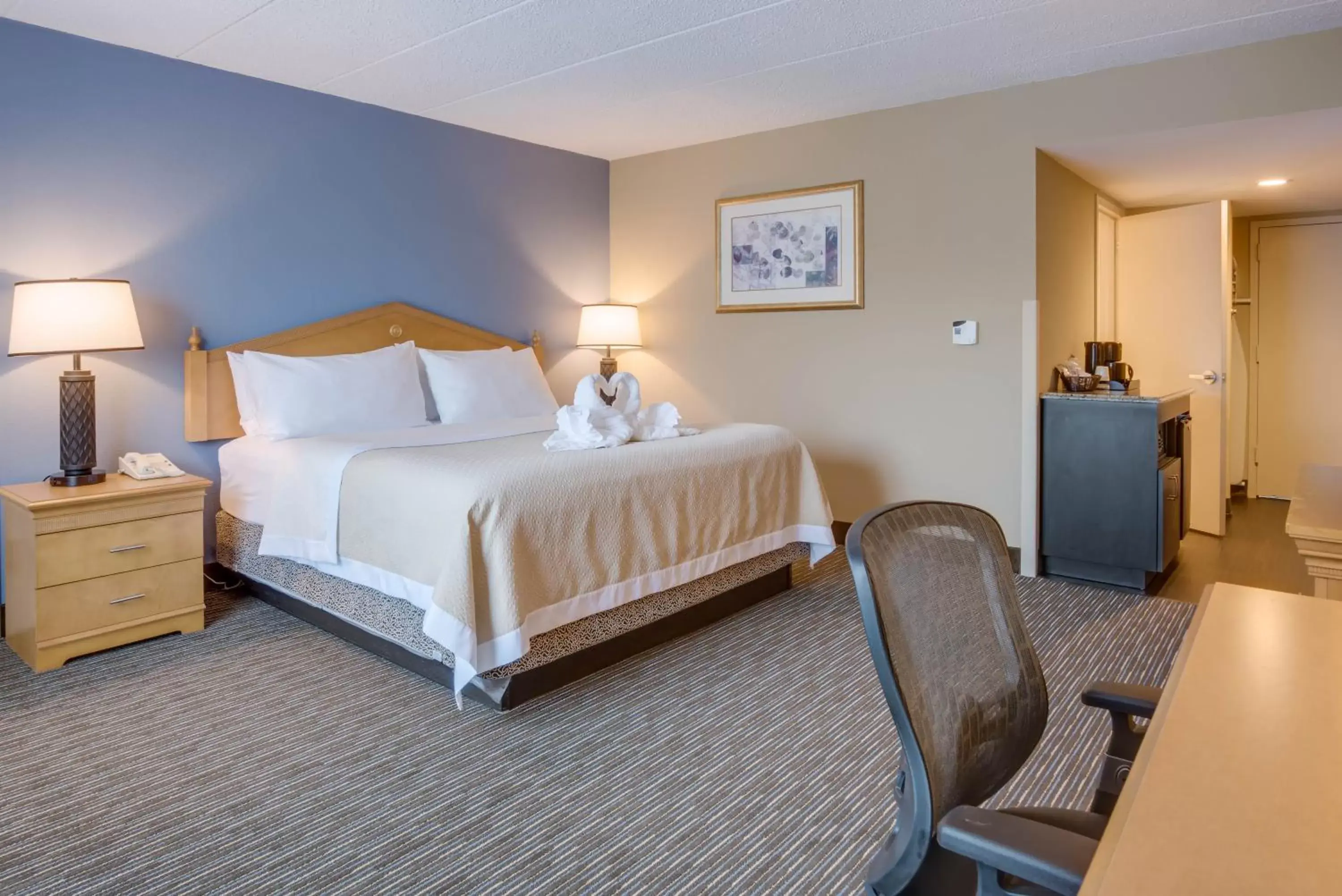 Photo of the whole room, Bed in Days Hotel by Wyndham Toms River Jersey Shore