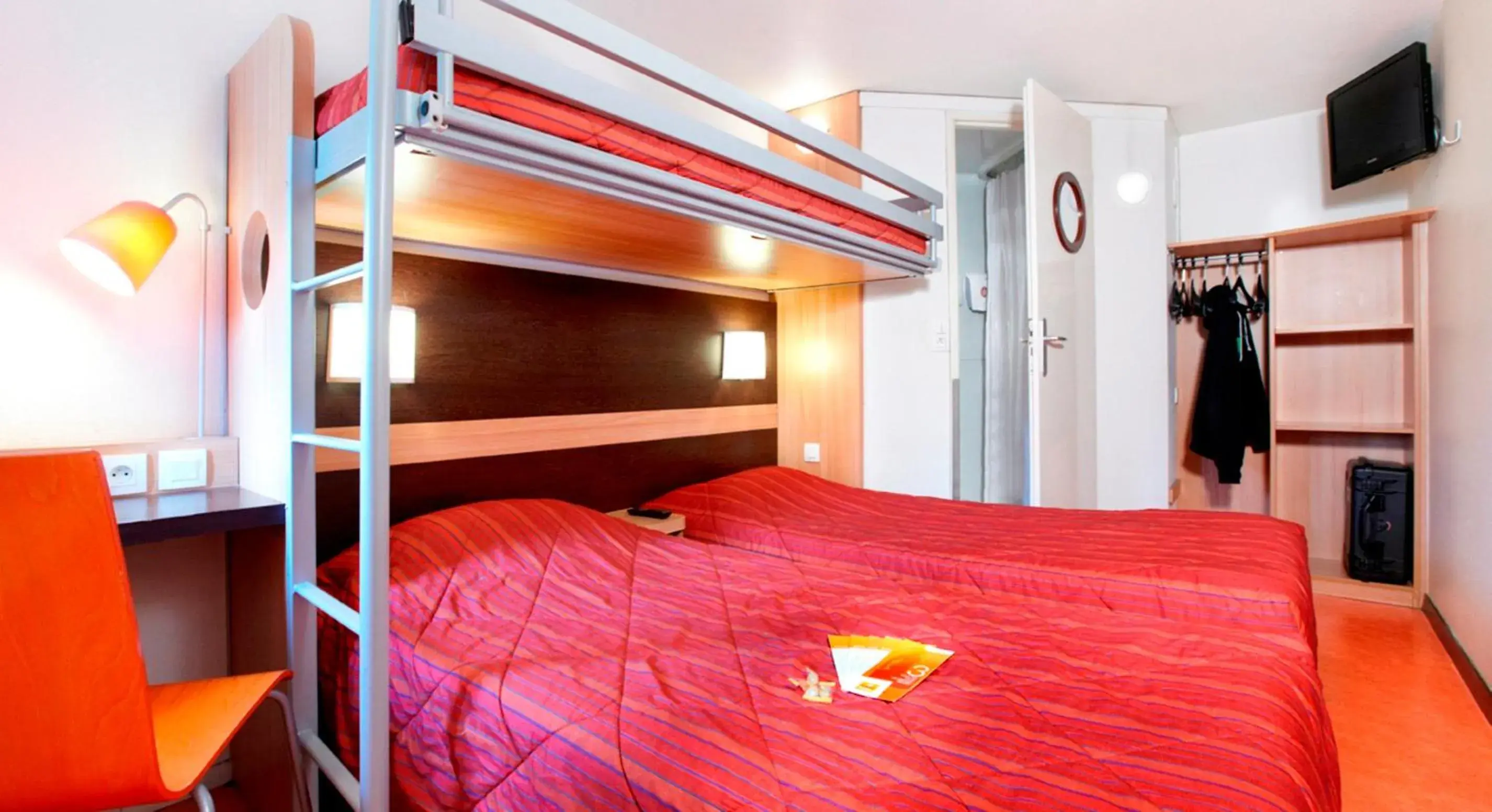 Bathroom, Bunk Bed in Premiere Classe Dunkerque Est Armbouts Cappel