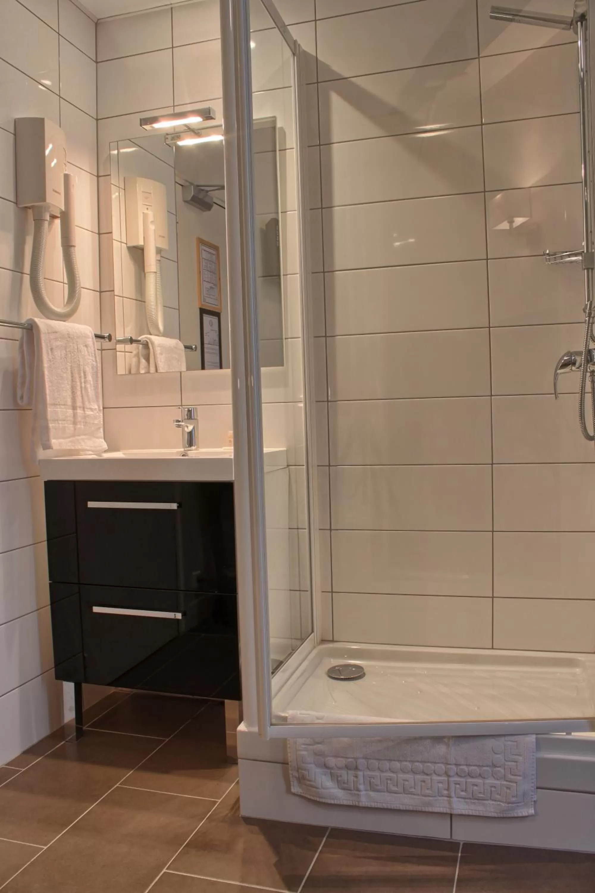 Bathroom in Lion d'Or Paris Hotel