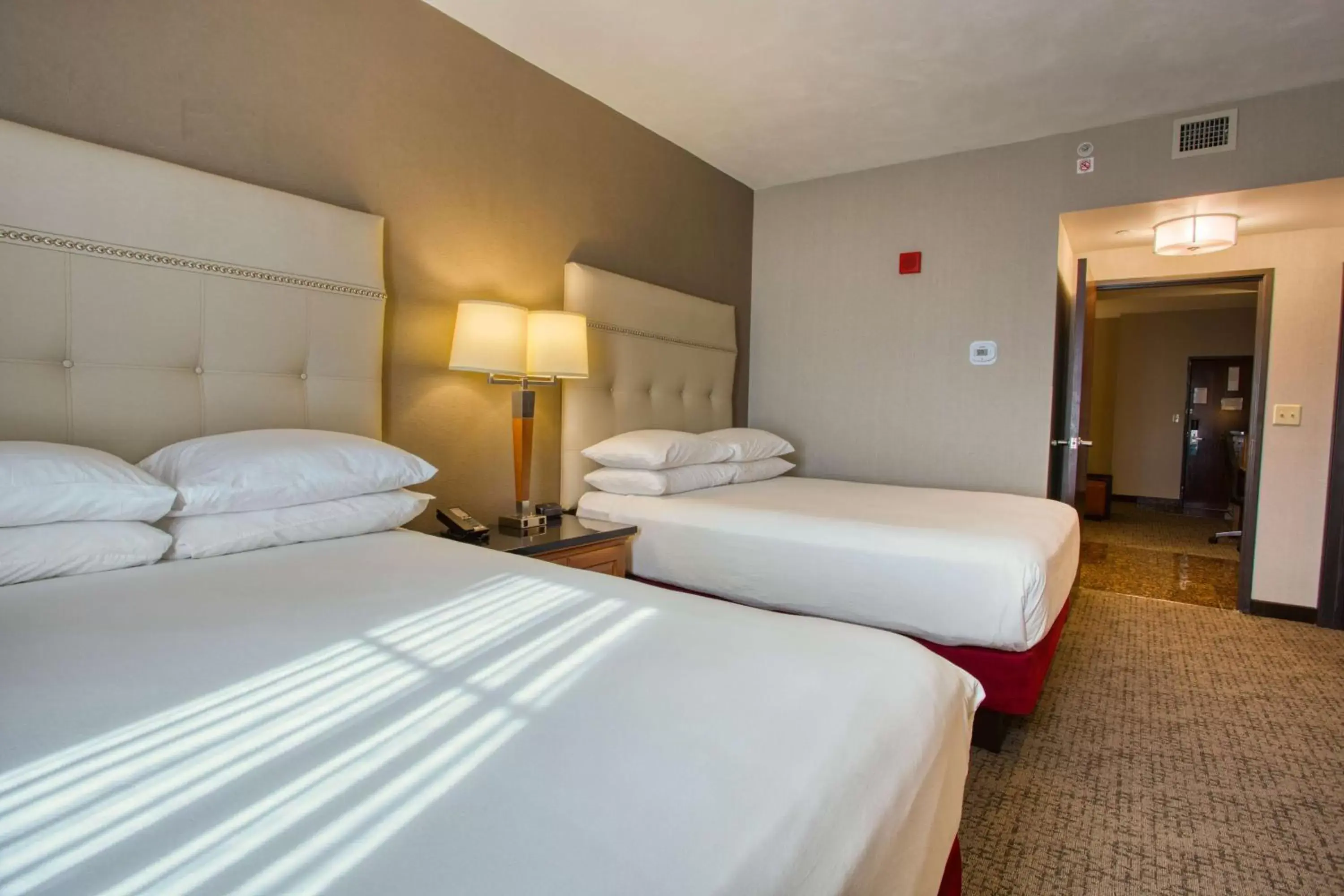 Photo of the whole room, Bed in Drury Inn & Suites San Antonio Near La Cantera