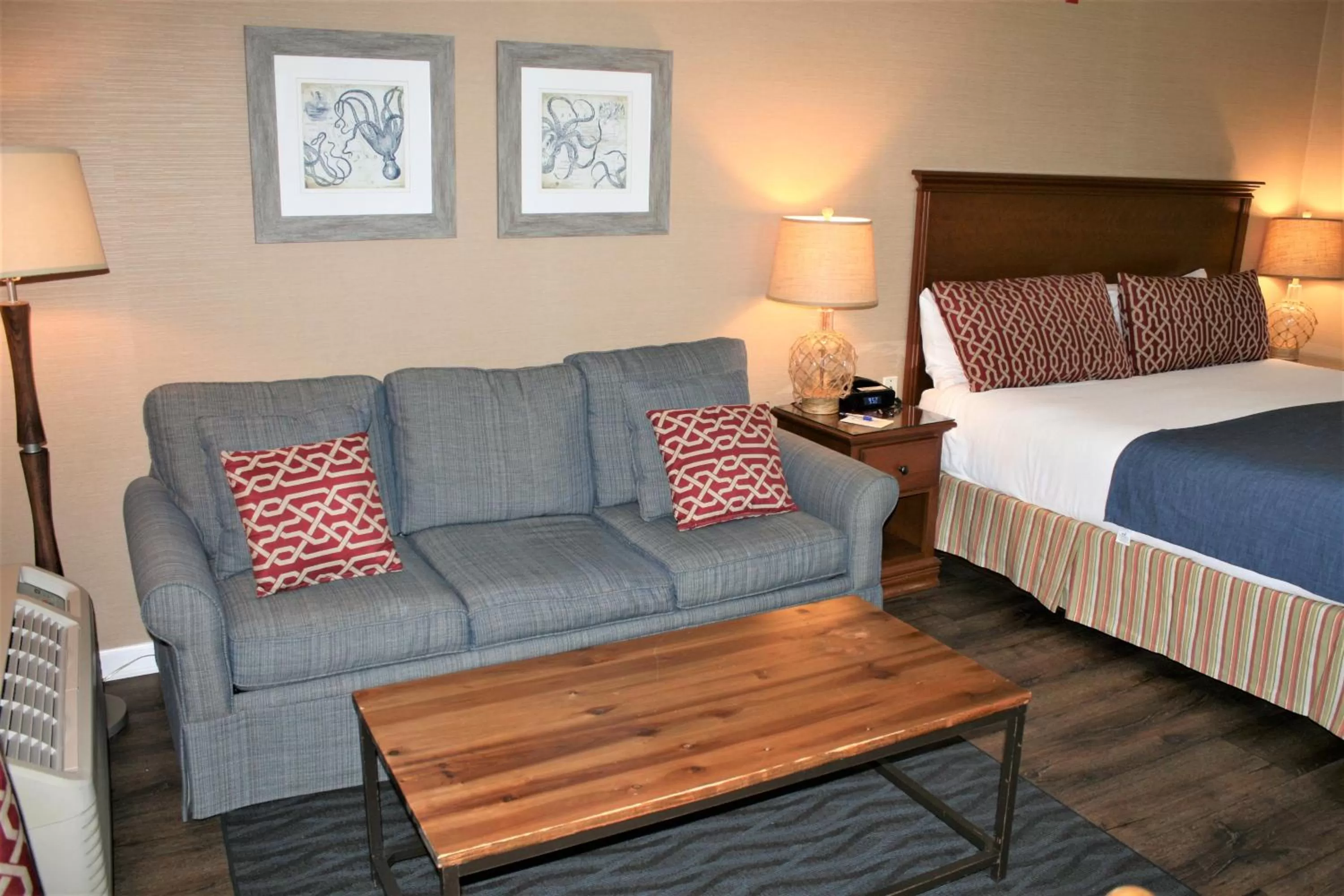 Seating area, Bed in Avenue Inn & Spa