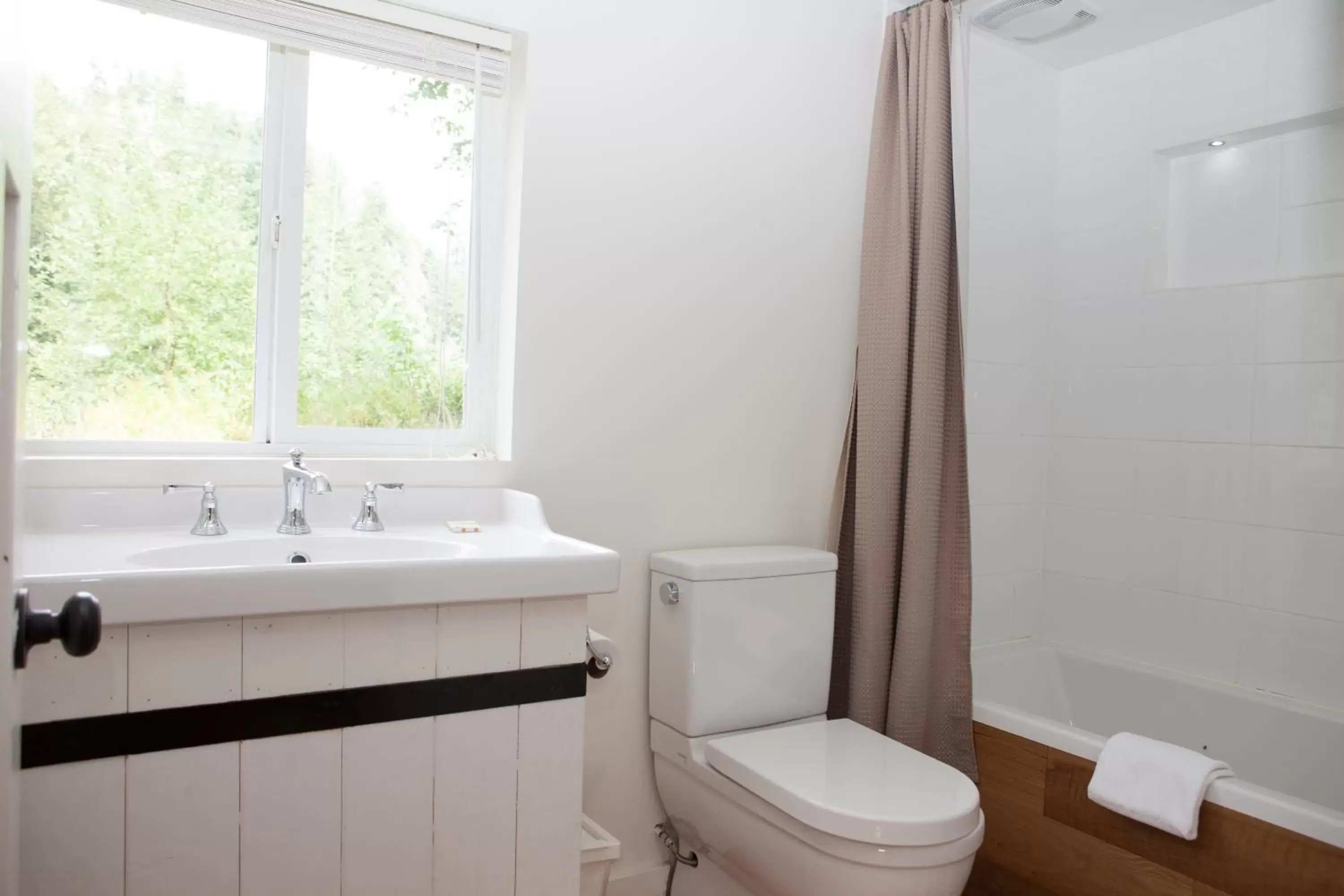 Bathroom in Sunwolf Riverside Cabins