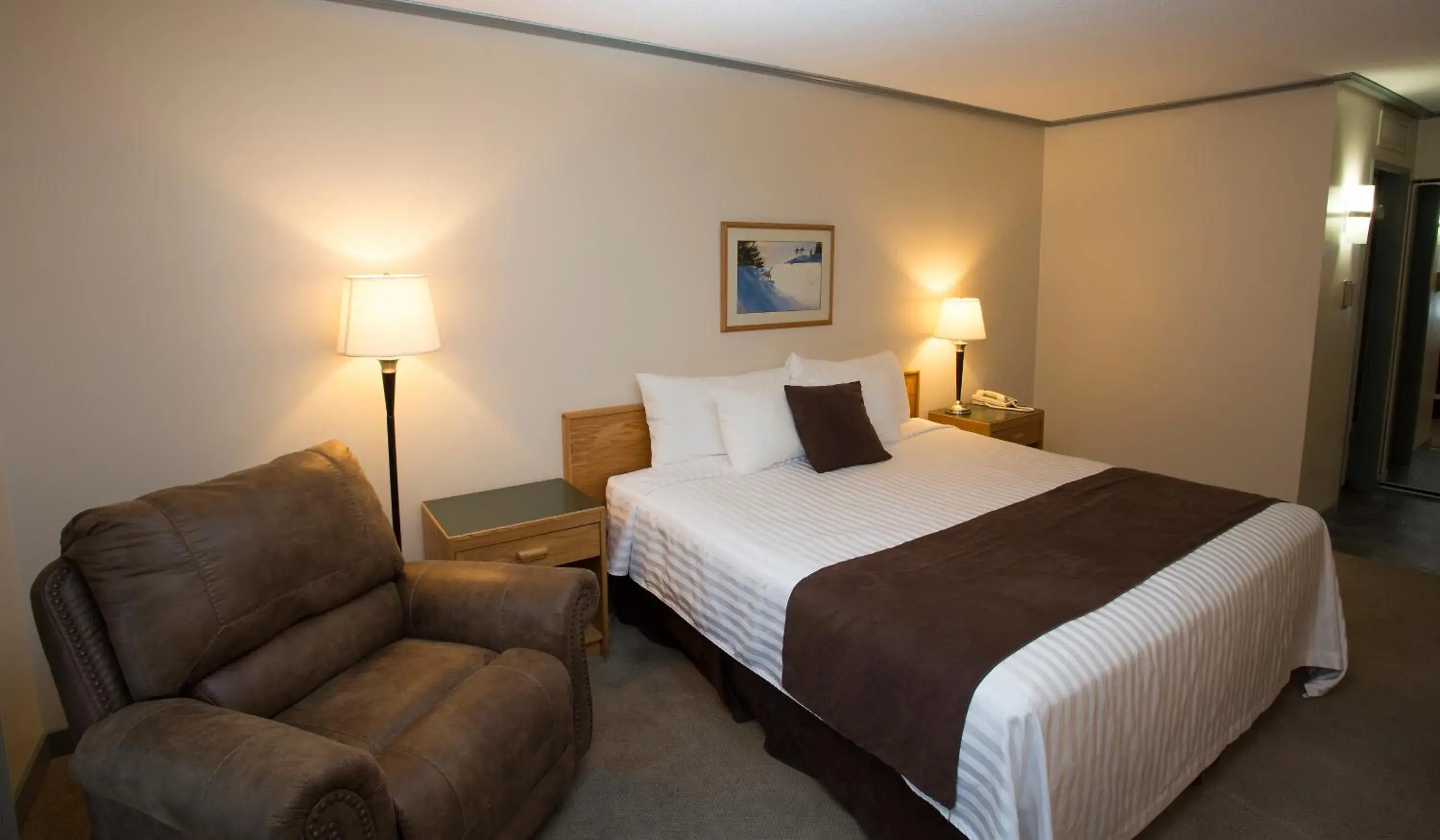 Bedroom, Bed in DIVYA SUTRA Riviera Plaza and Conference Centre, Vernon, BC