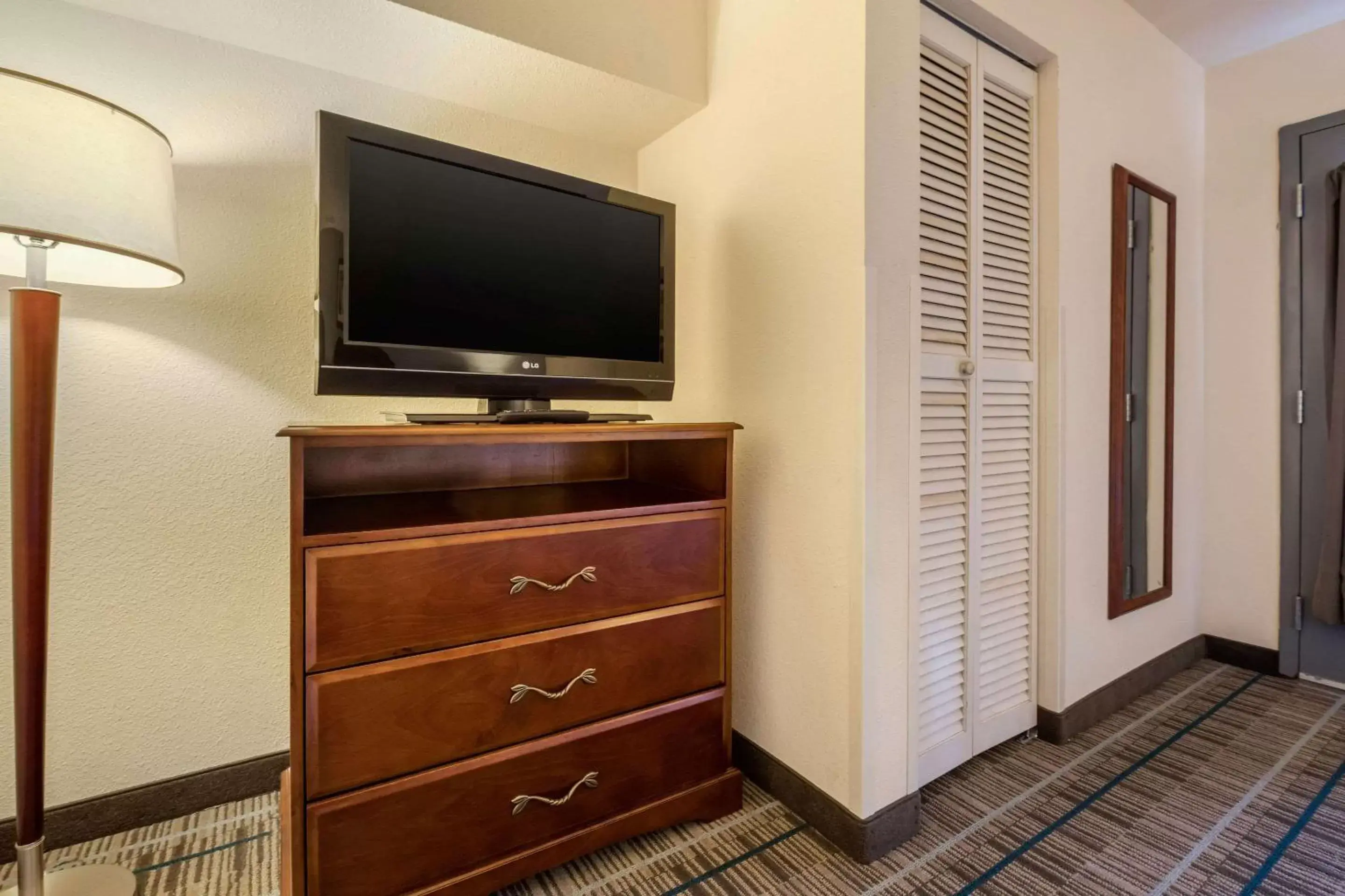 Bedroom, TV/Entertainment Center in MainStay Suites Grantville
