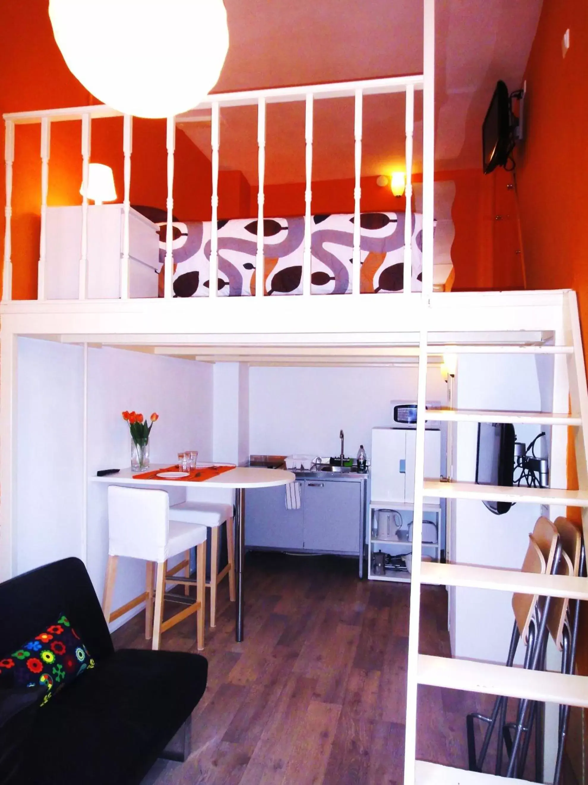 Photo of the whole room, Kitchen/Kitchenette in Orange Suite Studio