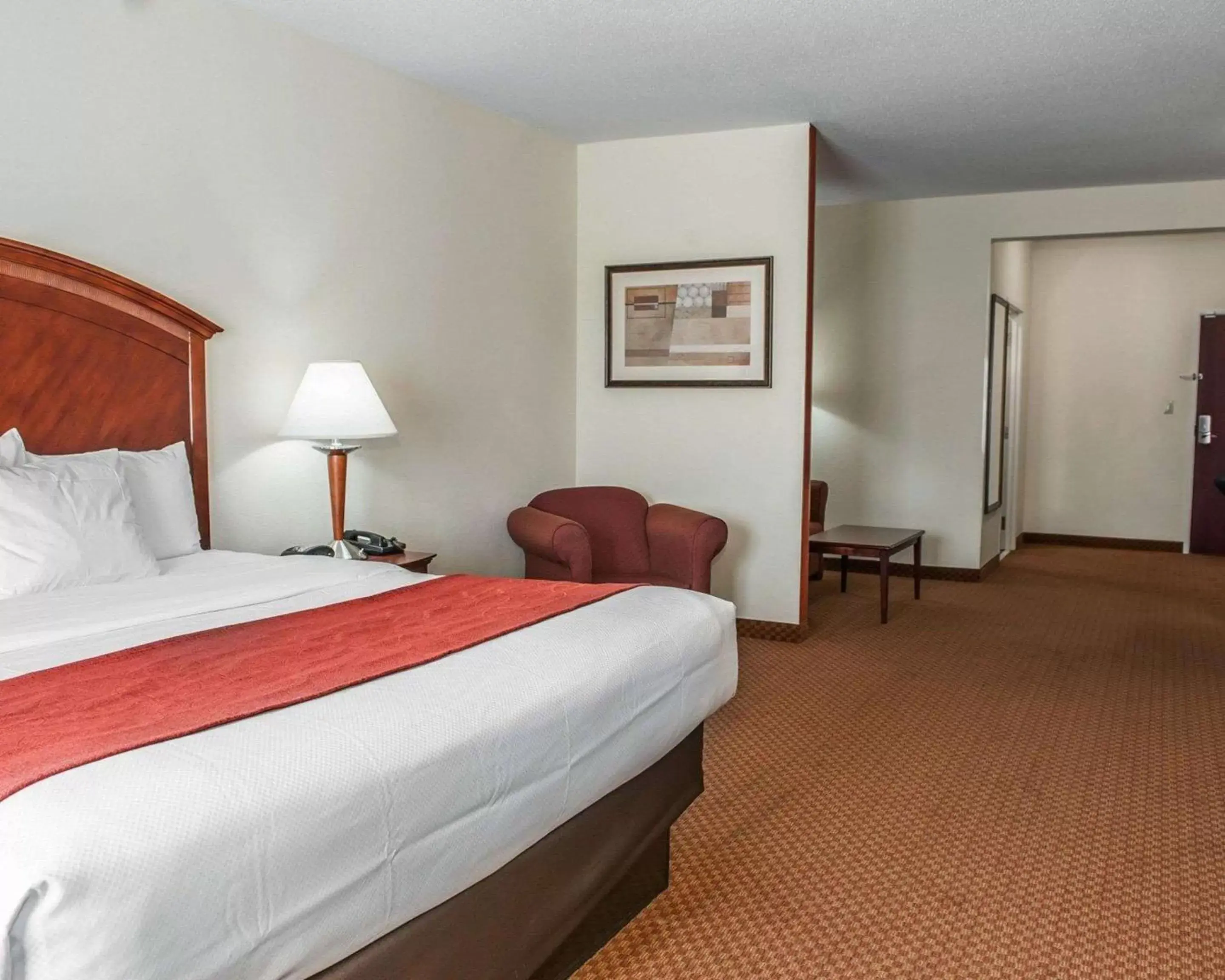 Photo of the whole room, Bed in Comfort Suites near Indianapolis Airport