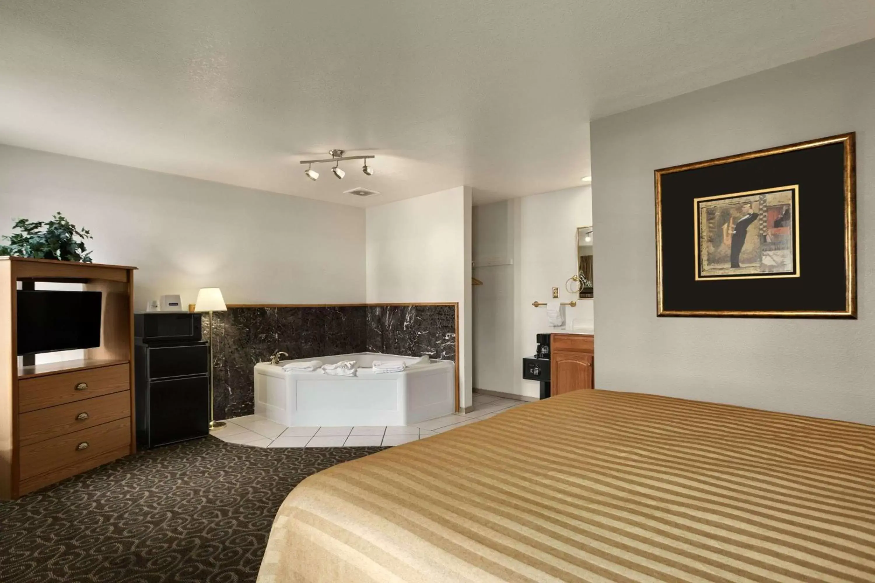 Queen Studio Suite - Non-Smoking in Travelodge by Wyndham Wenatchee