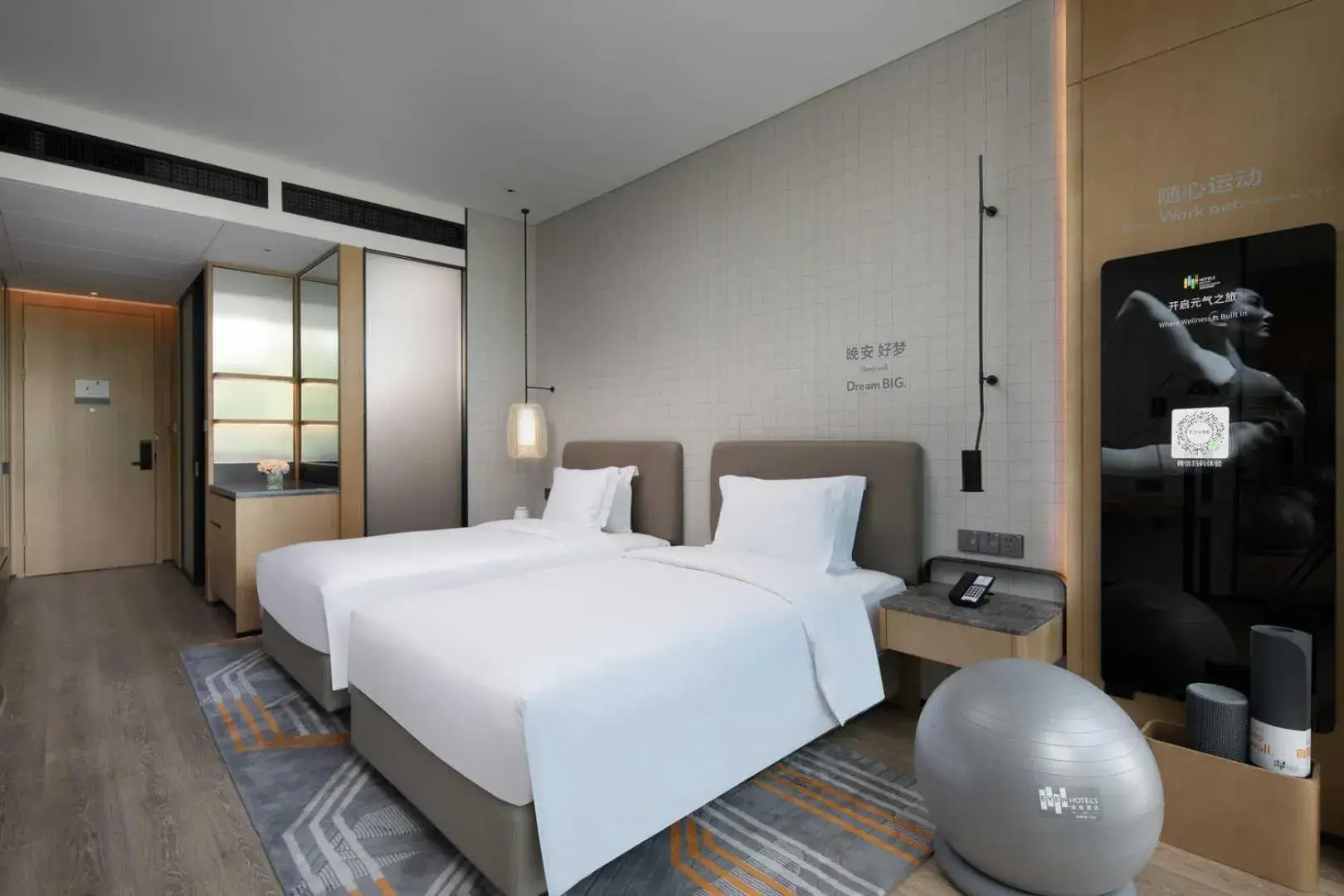 Photo of the whole room, Bed in EVEN Hotel Shenzhen Nanshan, an IHG Hotel