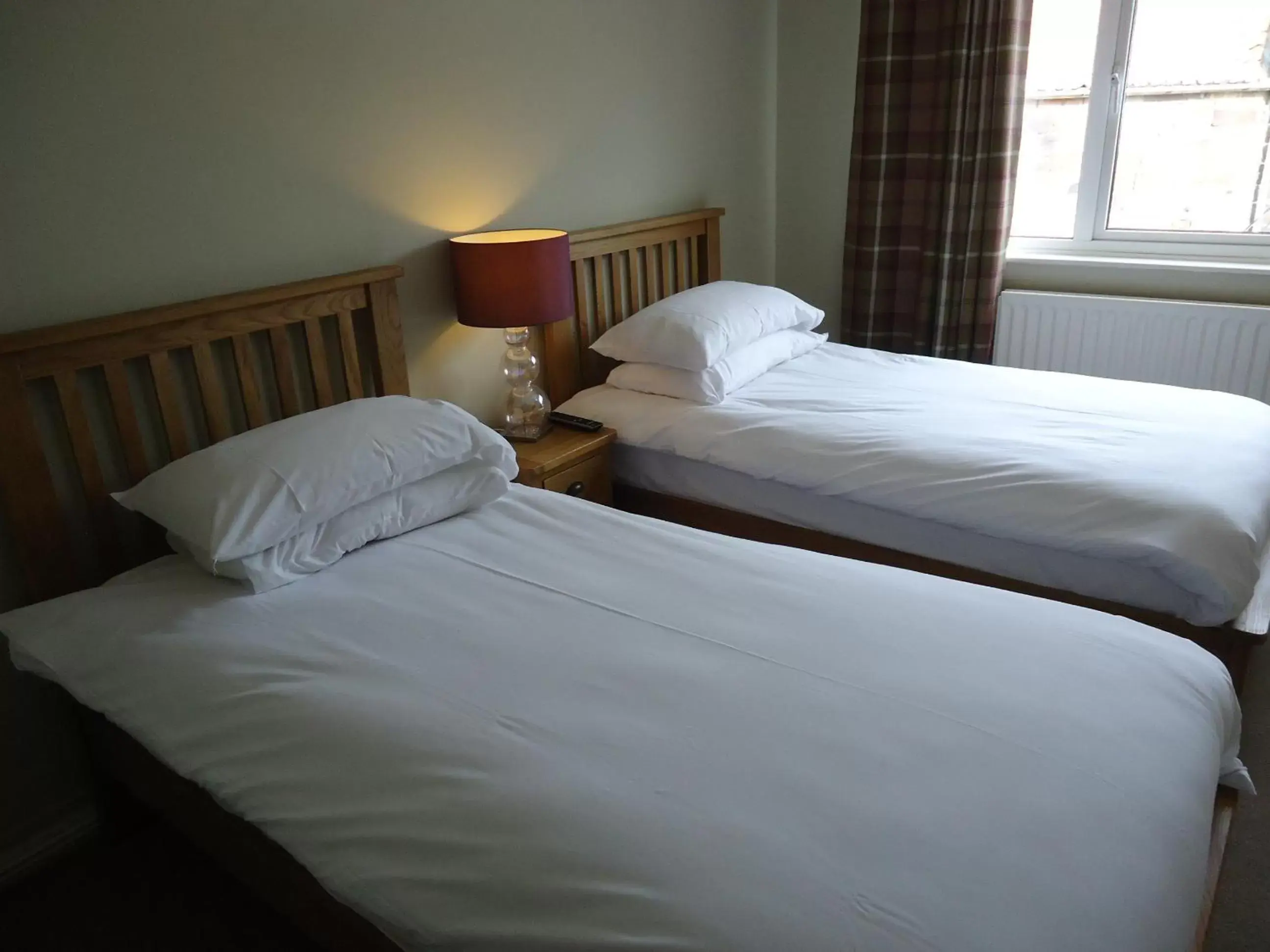 Photo of the whole room, Bed in Royal Oak Hotel