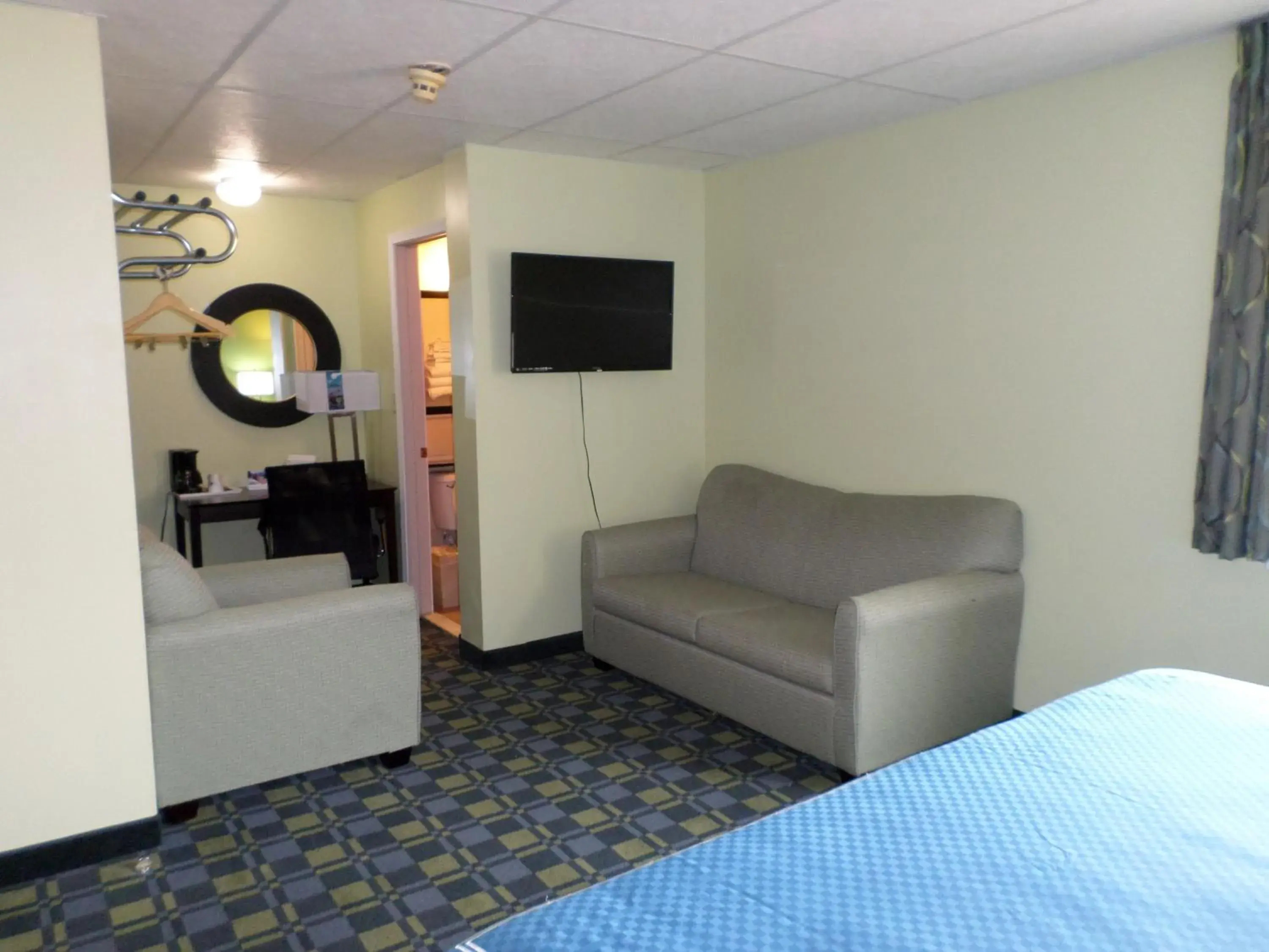 Day, Seating Area in Travelodge by Wyndham Cleveland Lakewood