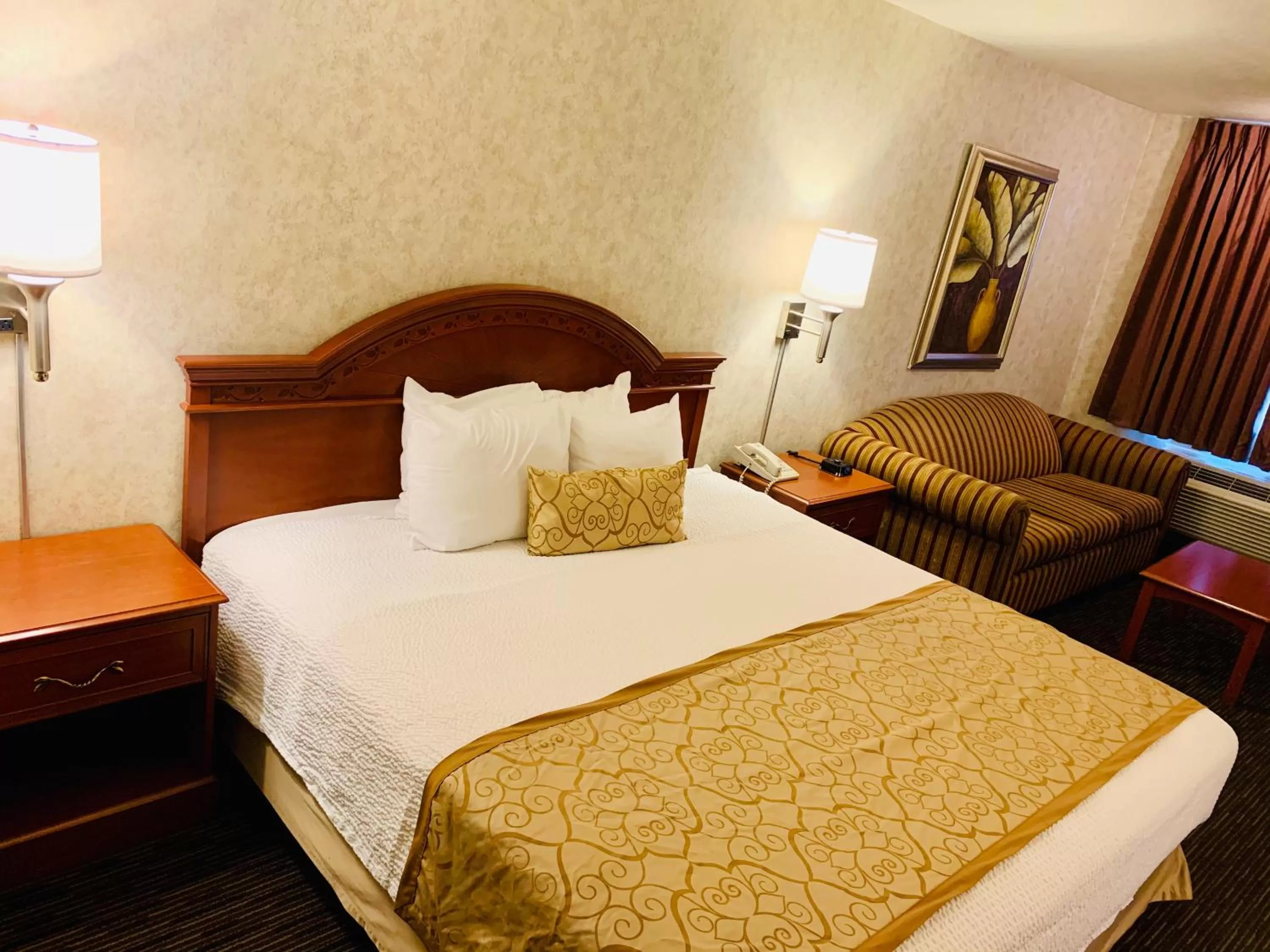 Seating area, Bed in St. George Inn and Suites