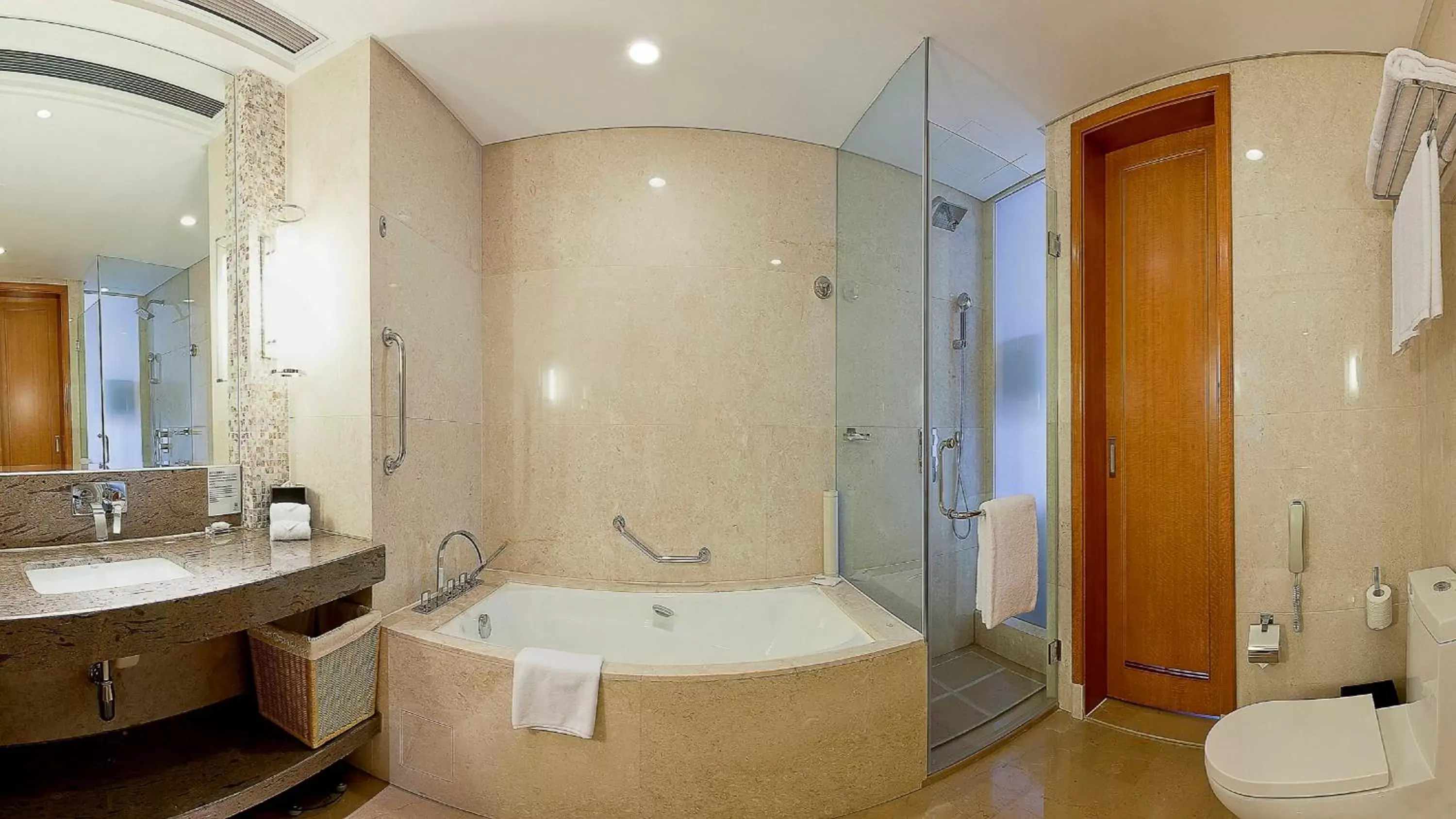 Photo of the whole room, Bathroom in Holiday Inn Hangzhou CBD, an IHG Hotel