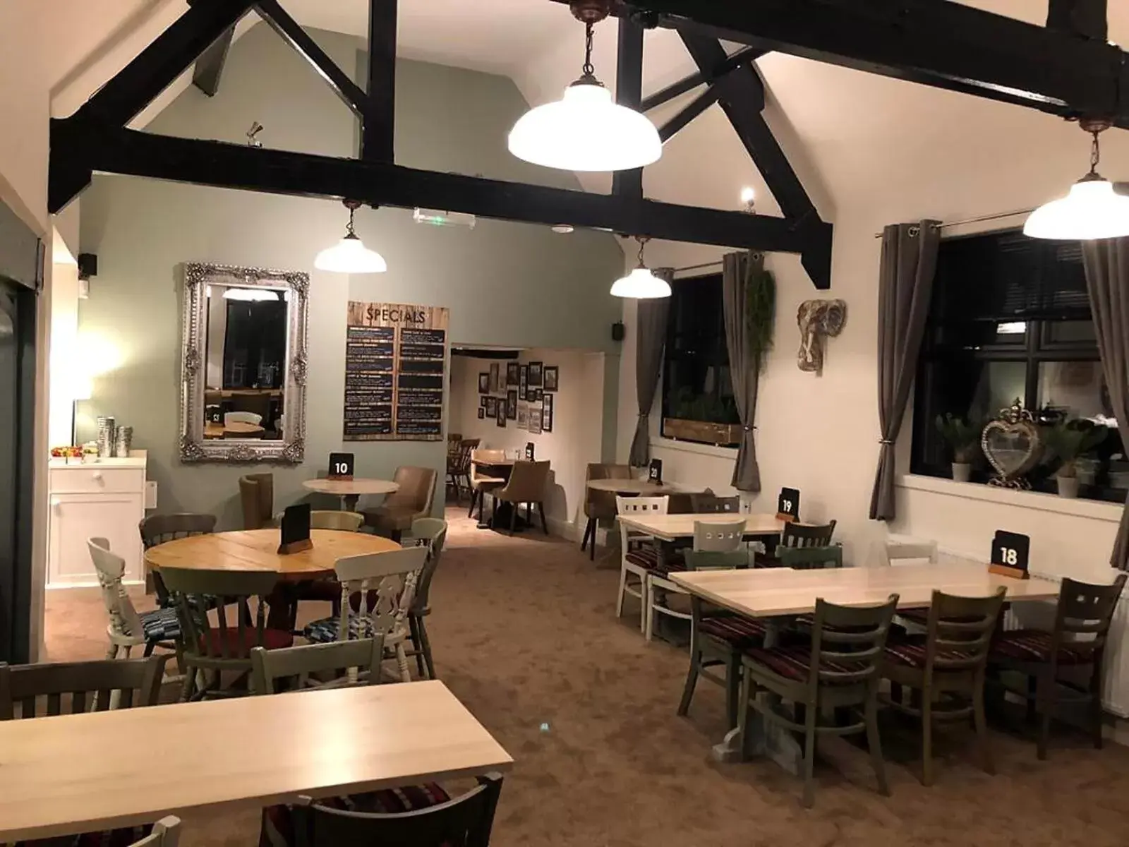 Restaurant/Places to Eat in Shenstone Lodge