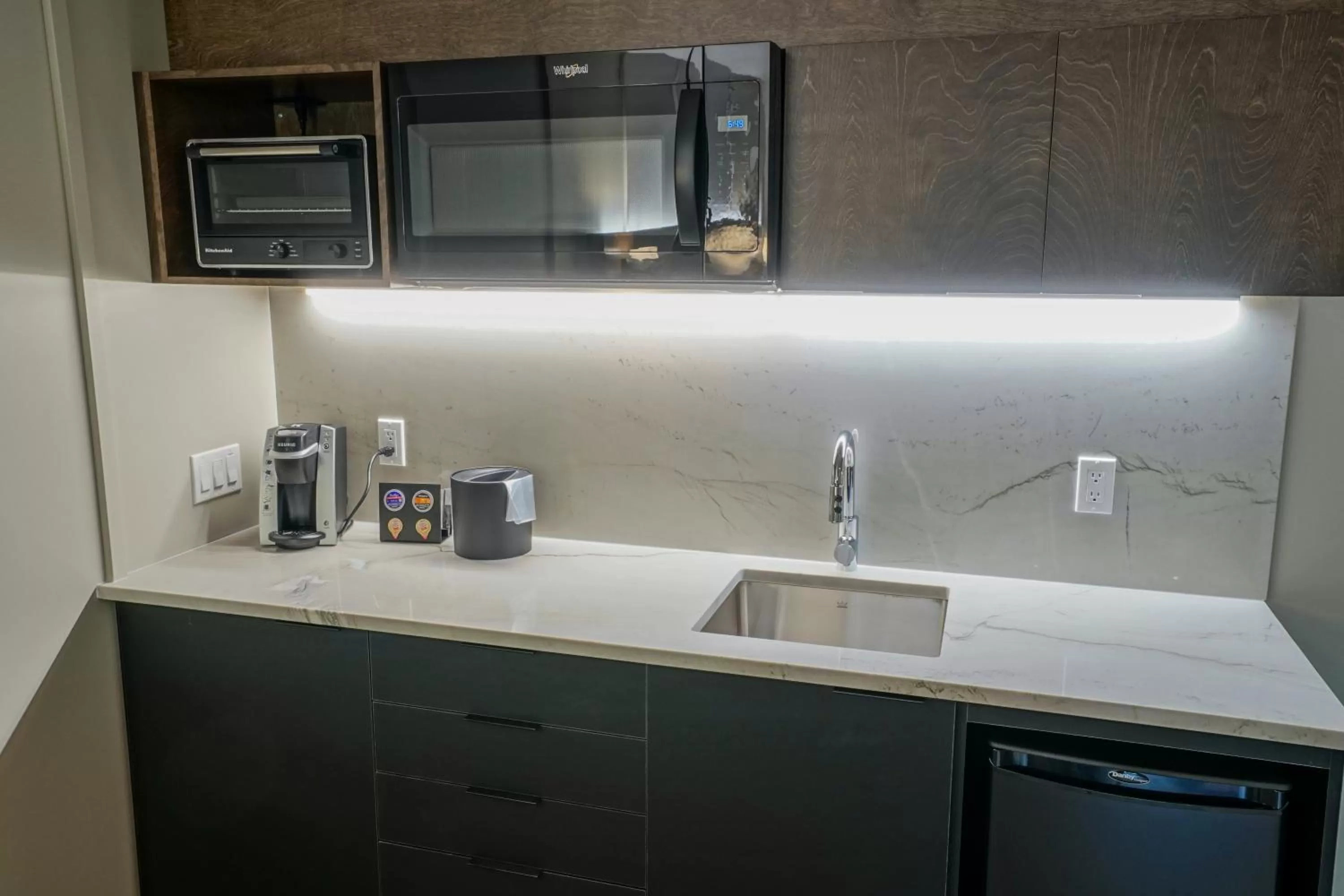 Kitchen or kitchenette in Hôtel & Suites Normandin Lévis