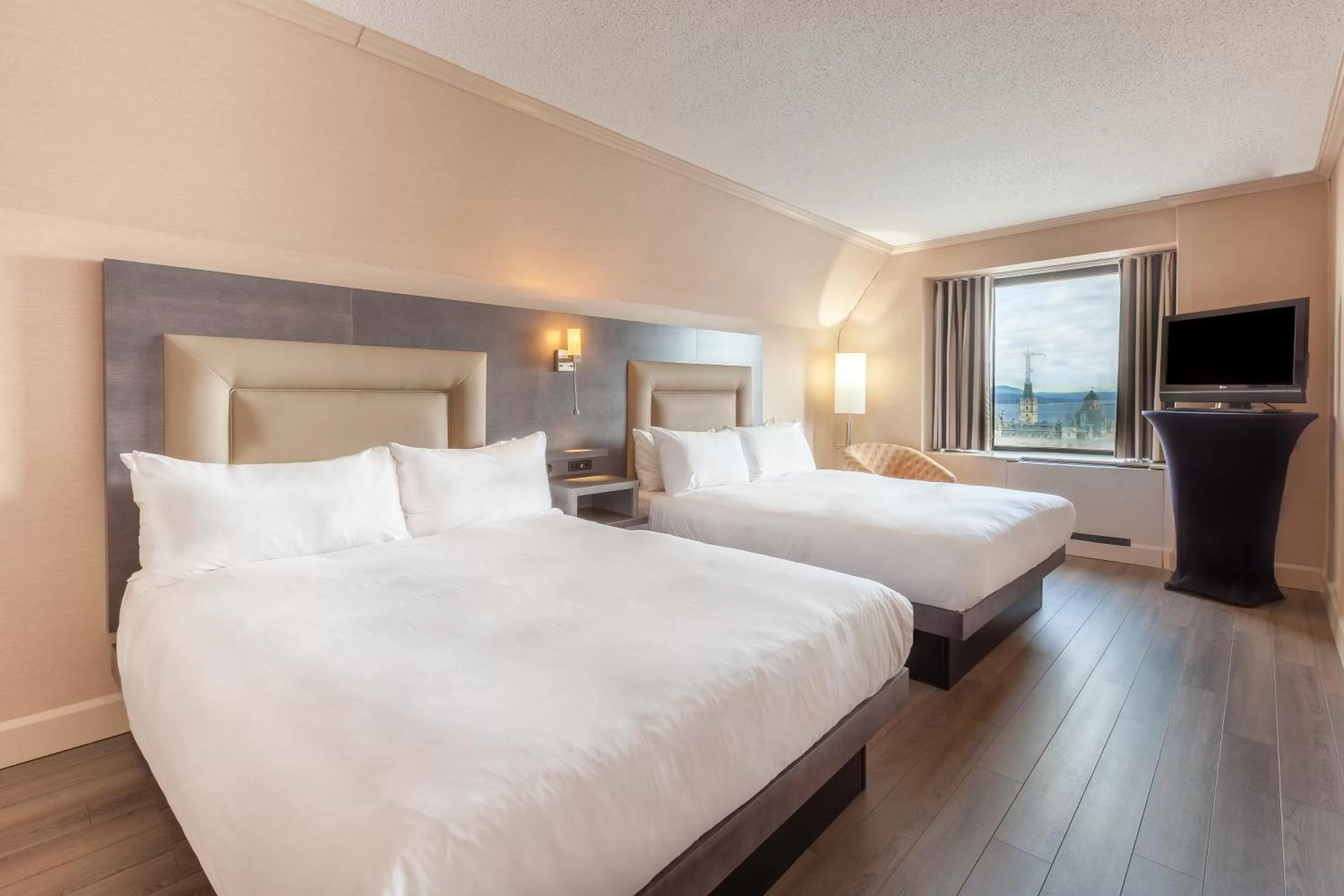 Bed in Hôtel Le Concorde Québec