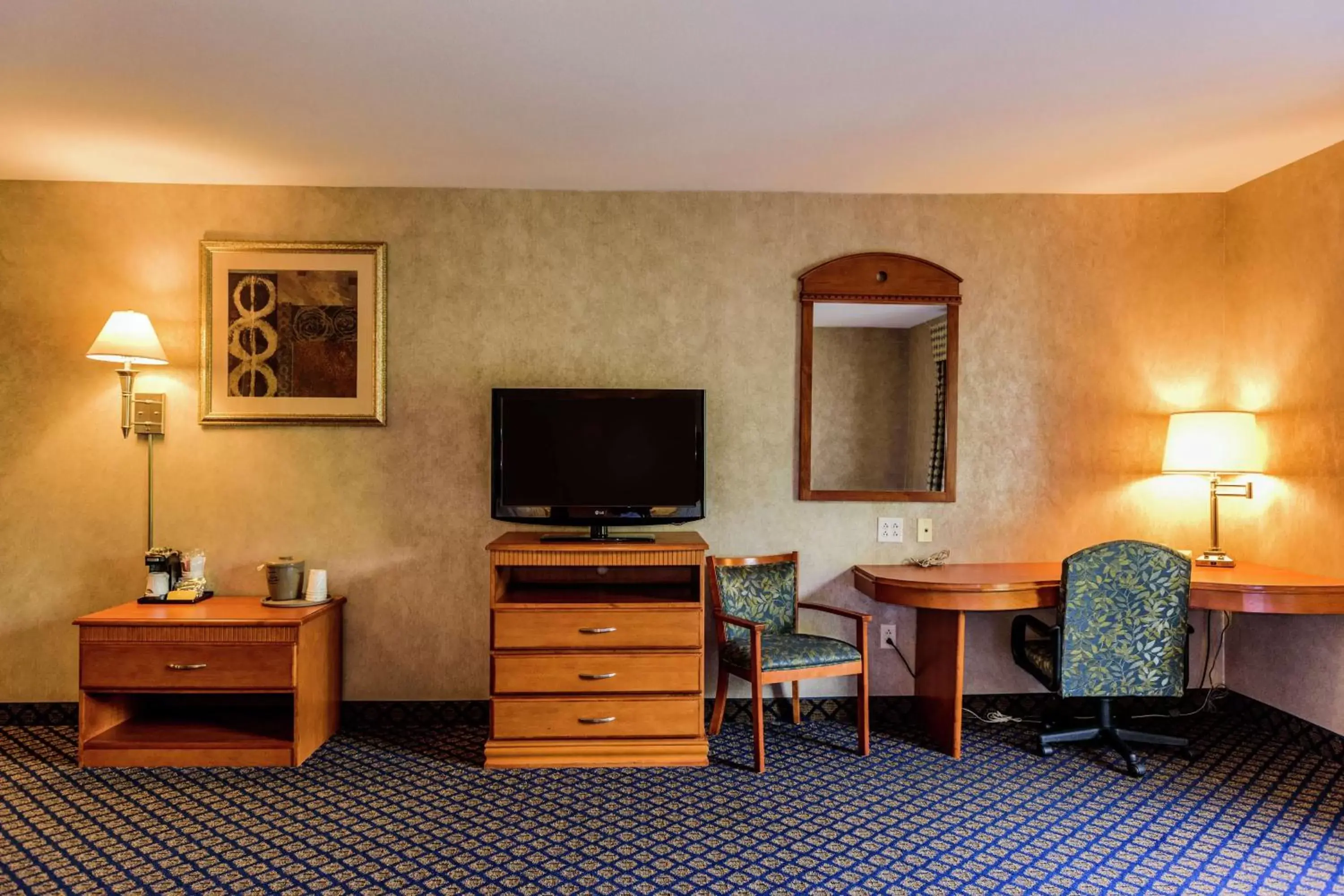 Bedroom, TV/Entertainment Center in Hampton Inn and Suites Jamestown