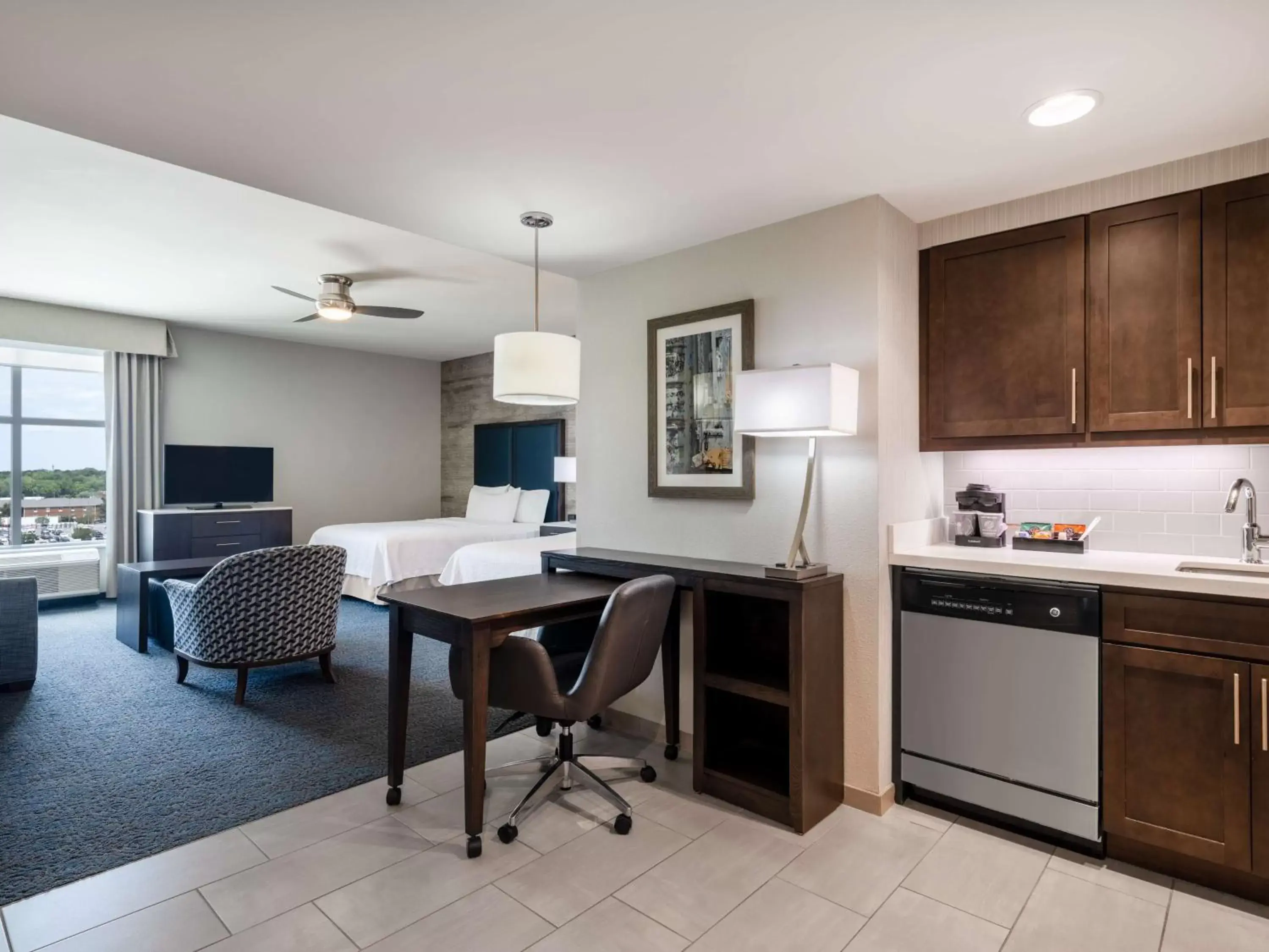 Living room, Kitchen/Kitchenette in Homewood Suites By Hilton North Charleston