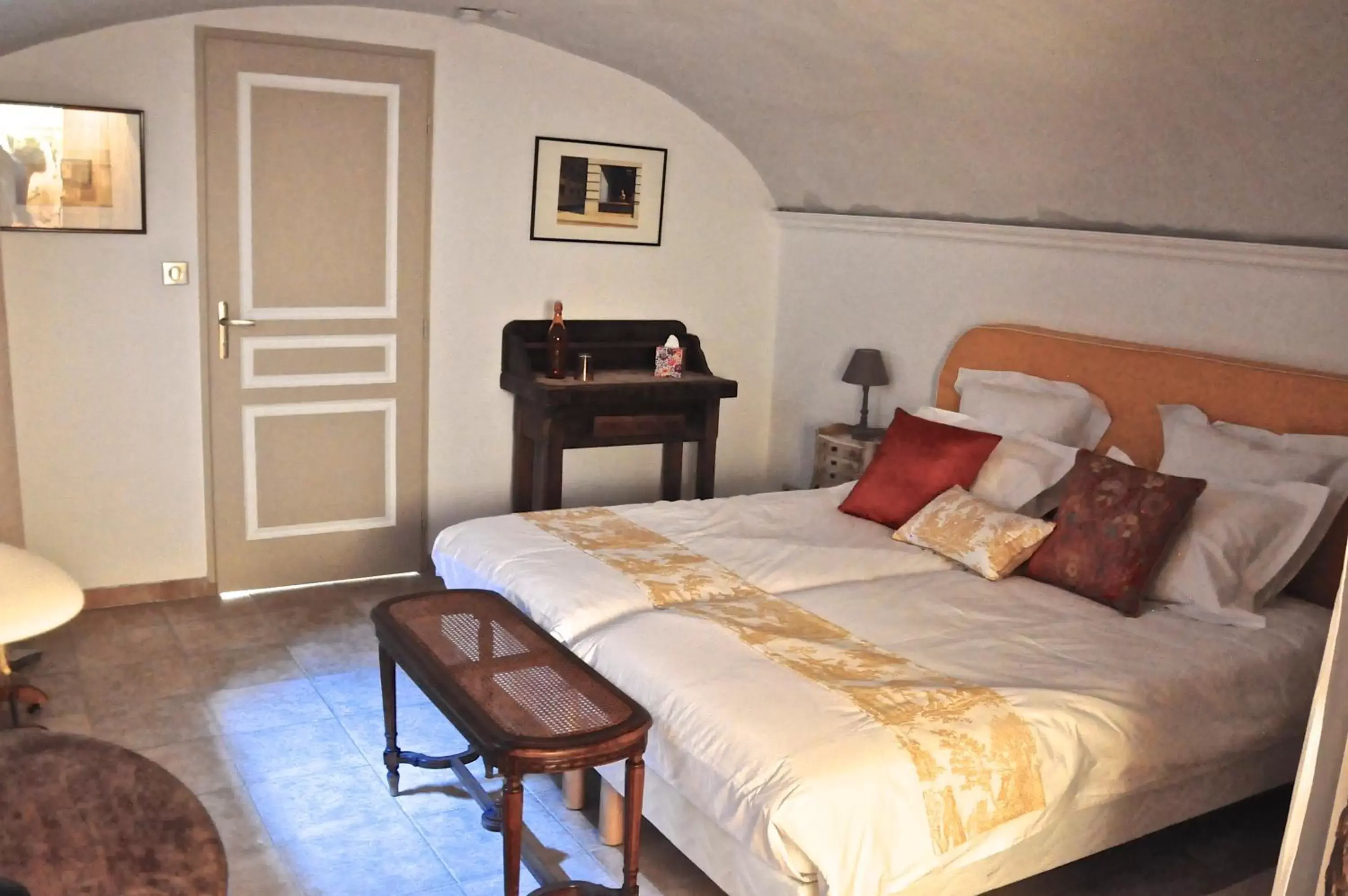 Photo of the whole room, Bed in Le Clos du Cher en Beaujolais