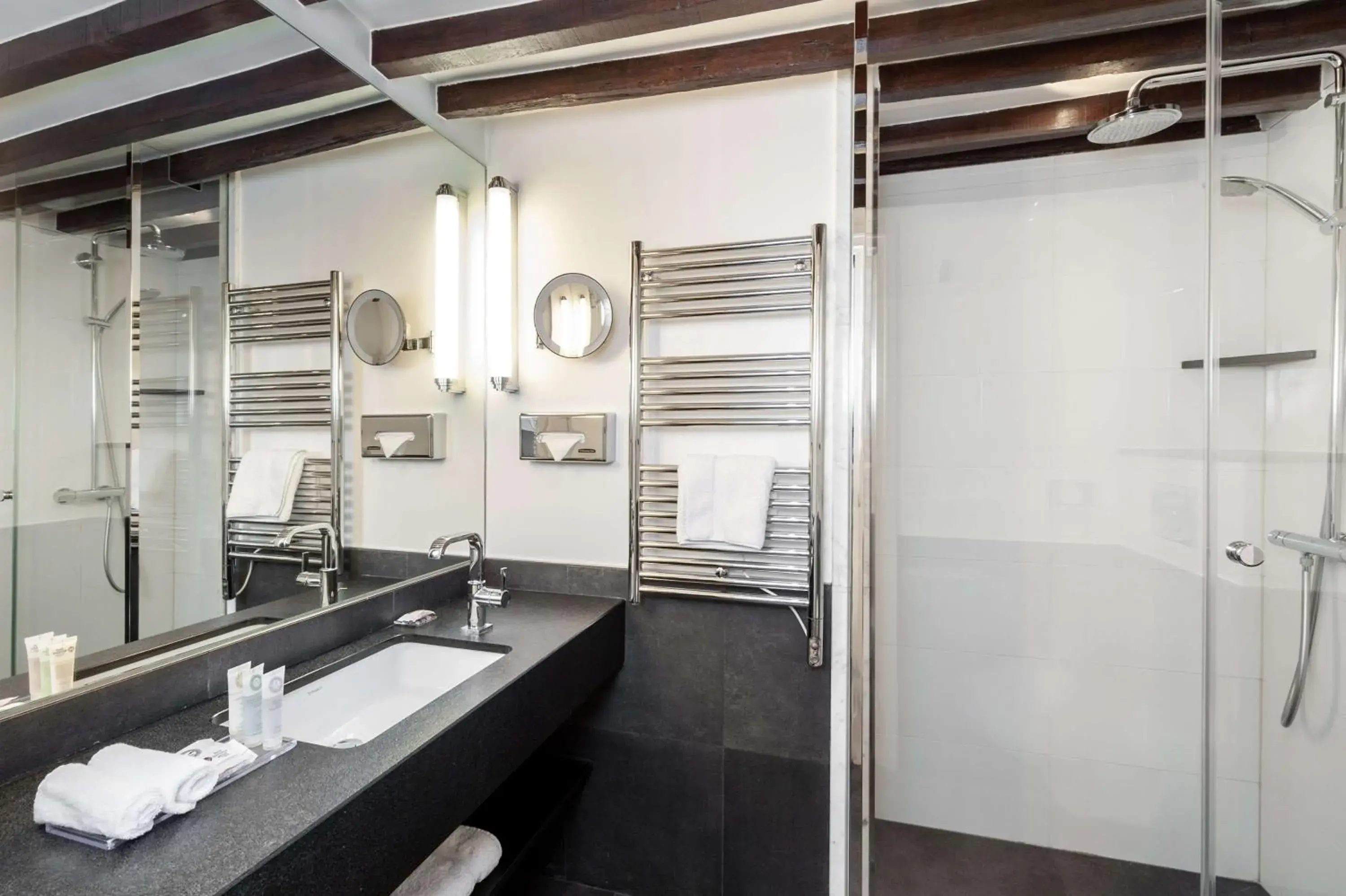 Bathroom in Best Western Plus Hotel Sydney Opera
