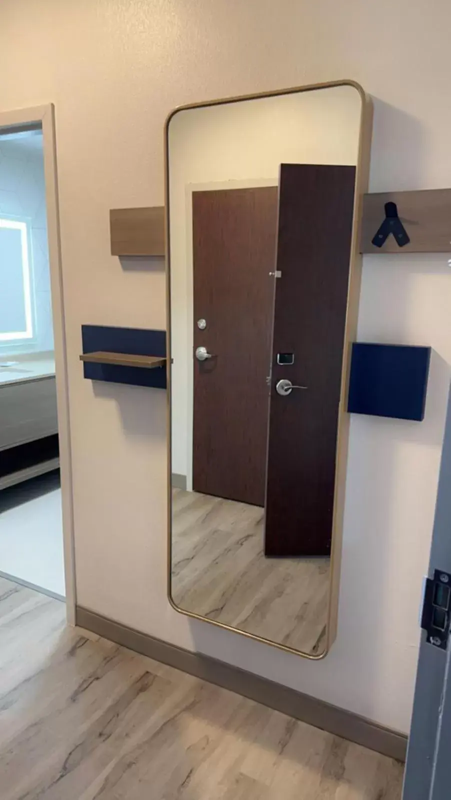 View (from property/room), Bathroom in Comfort Suites Columbus East Broad