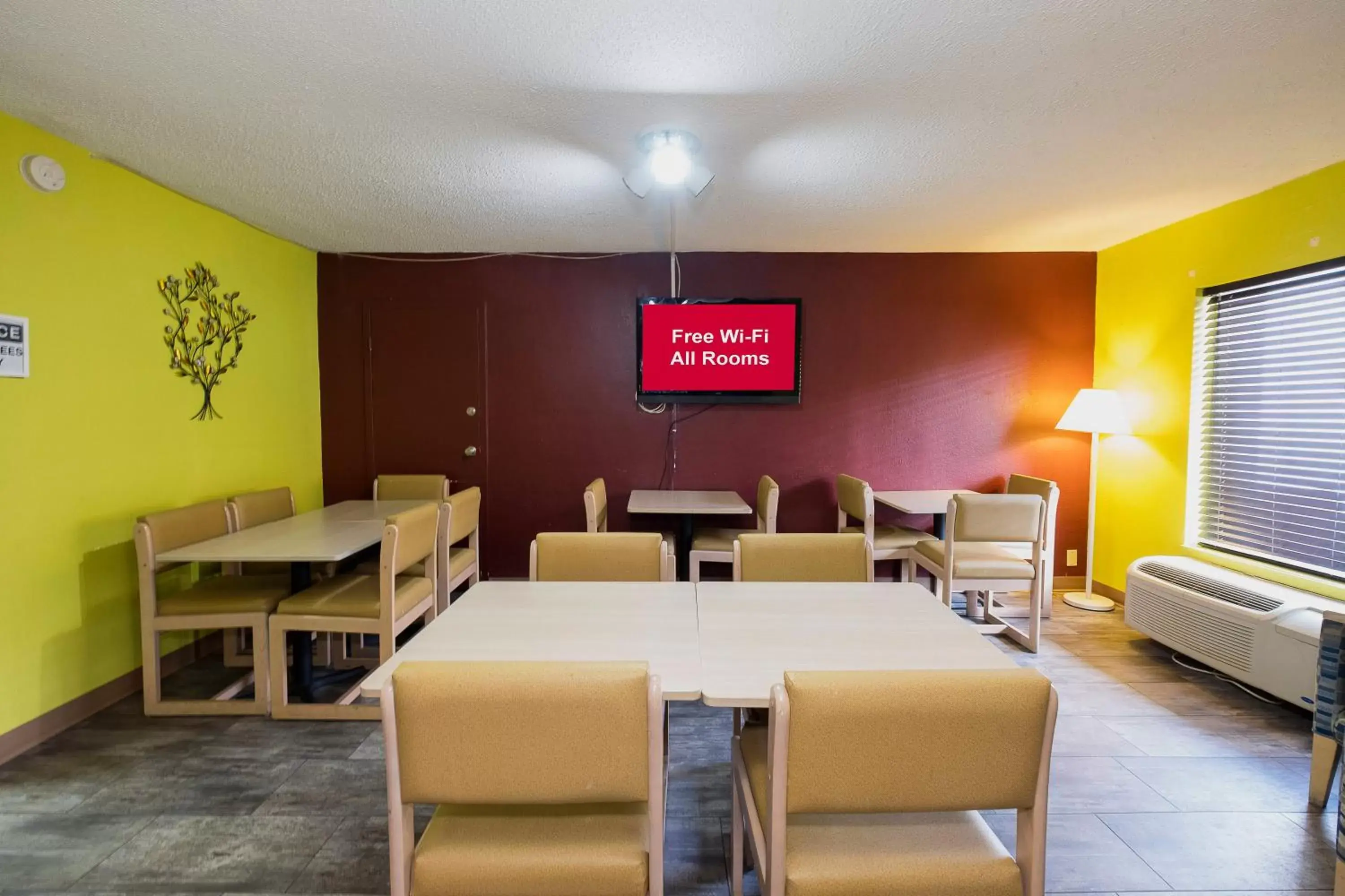 Lobby or reception, Lounge/Bar in Red Roof Inn Walterboro