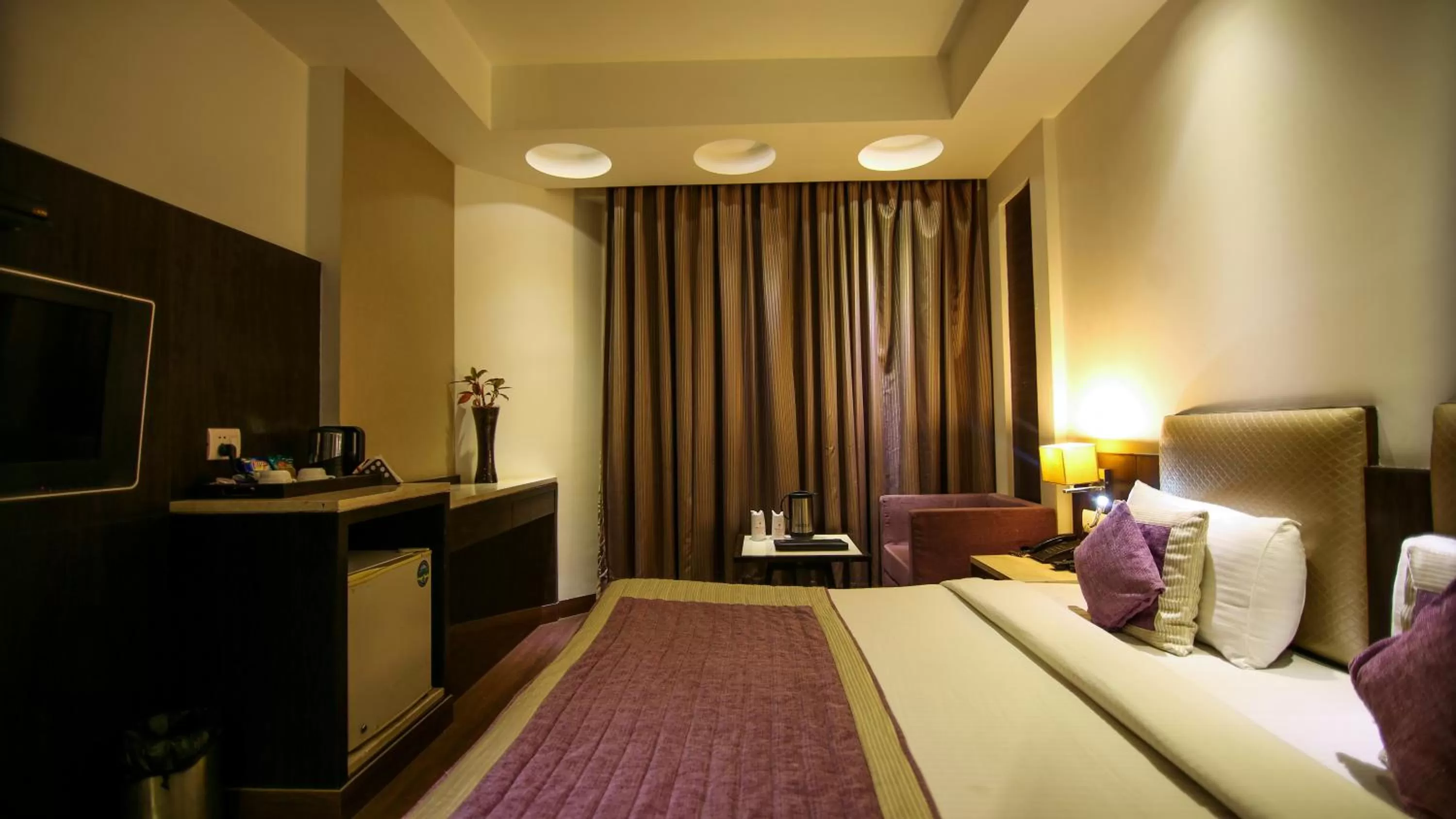 TV and multimedia, Bed in Hotel The Prime Balaji Deluxe, City Centre, With Free Airport Pickup