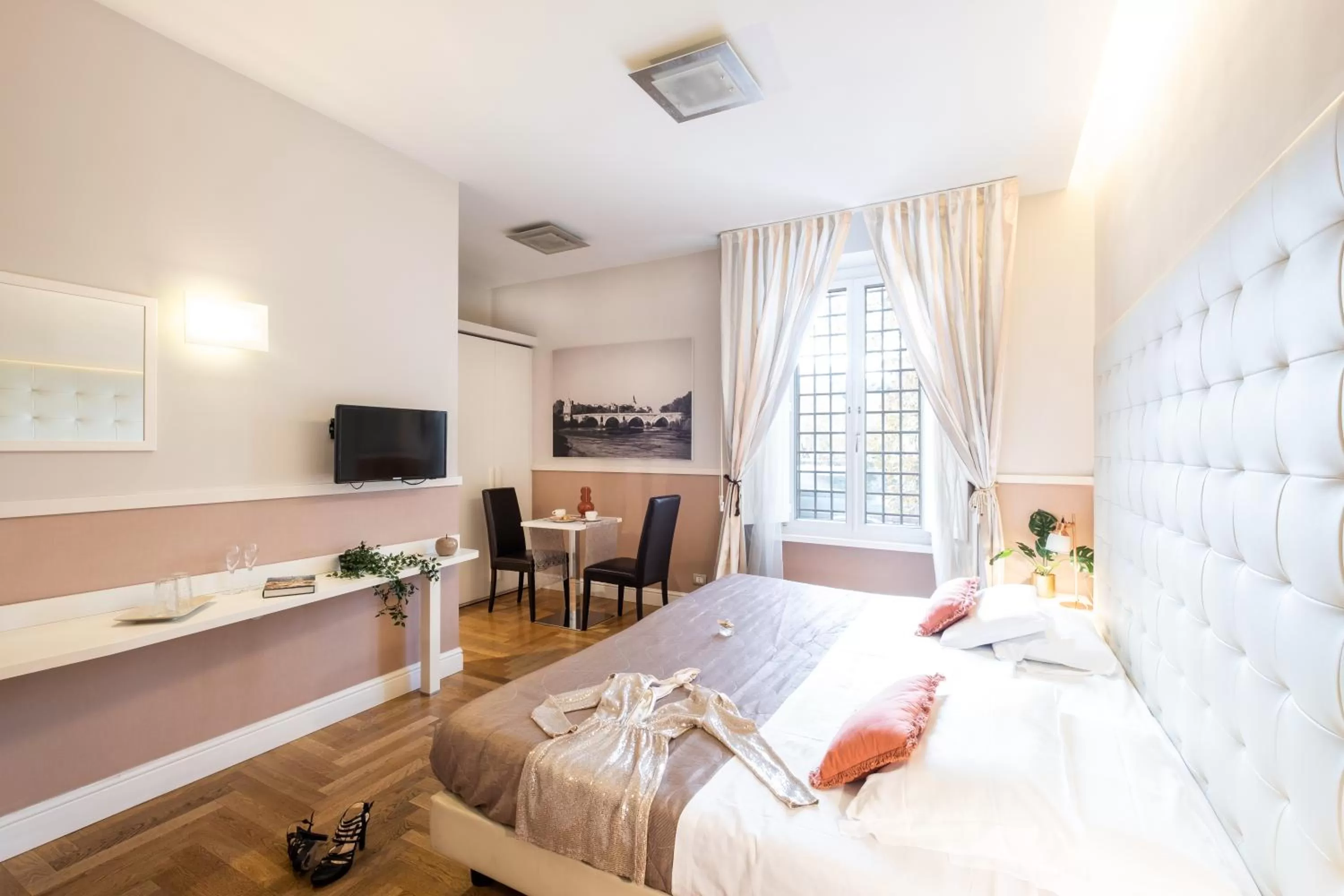 Photo of the whole room, Bed in Rome River Inn