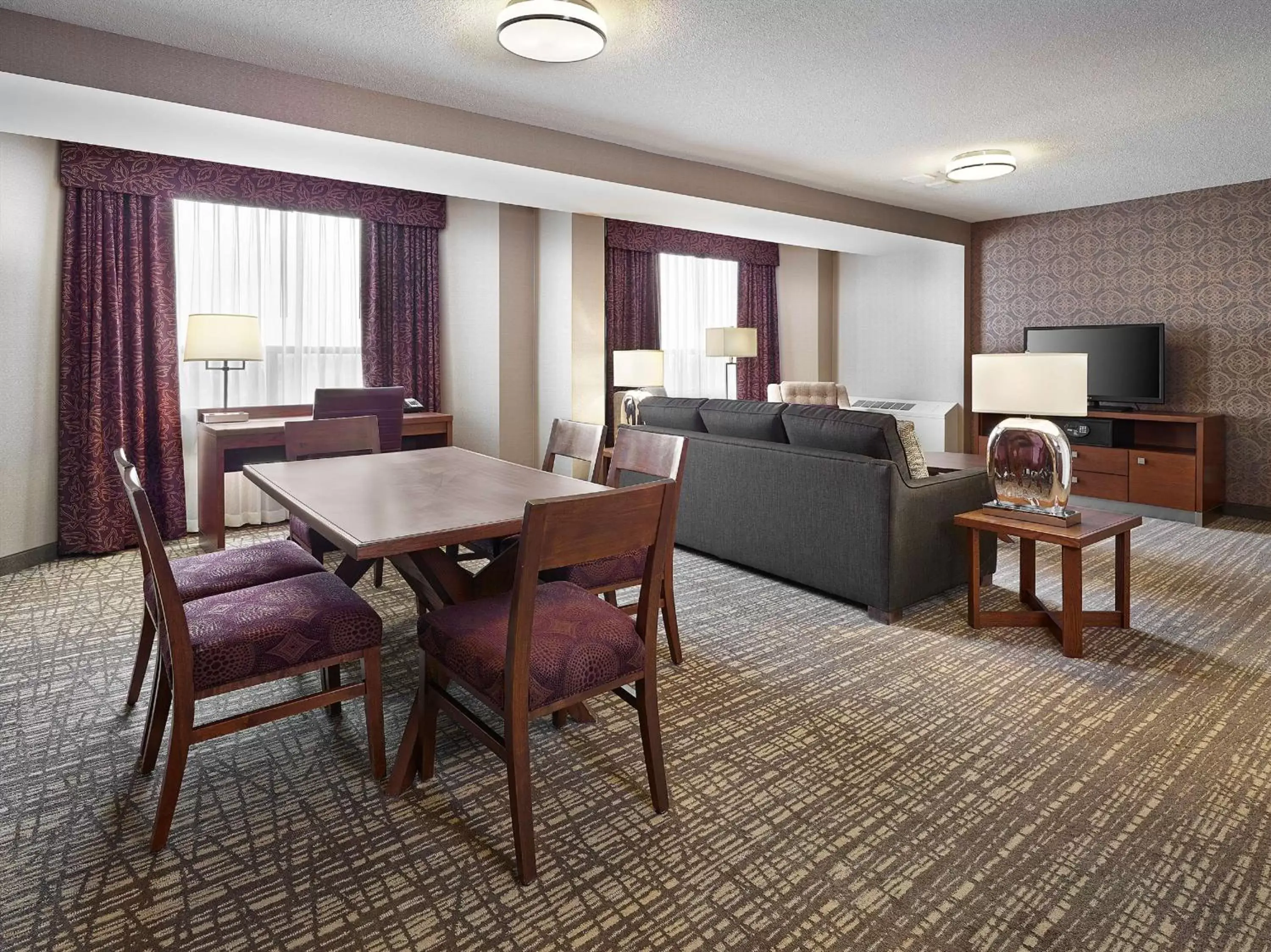Living room, Dining Area in DoubleTree by Hilton West Edmonton