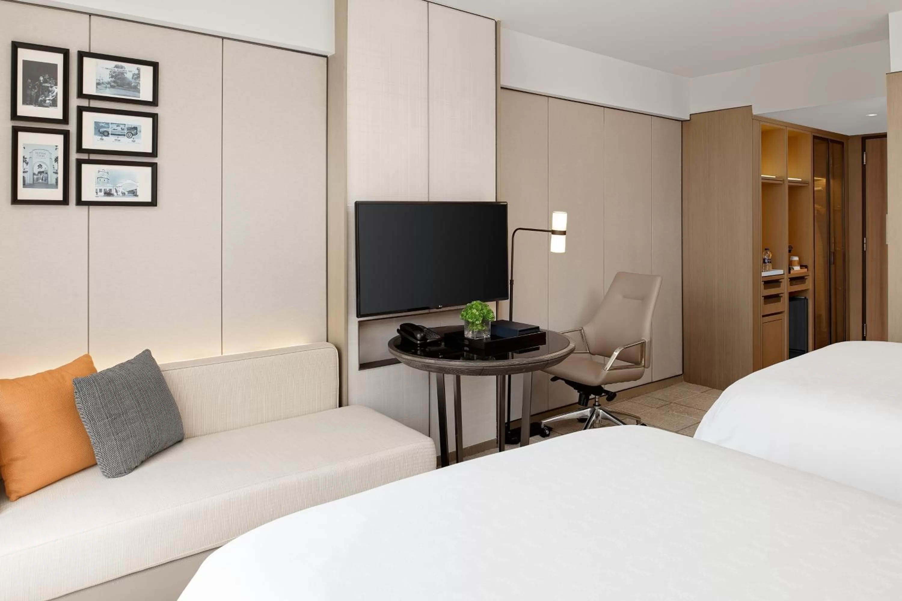 Photo of the whole room, Bed in Sheraton Universal