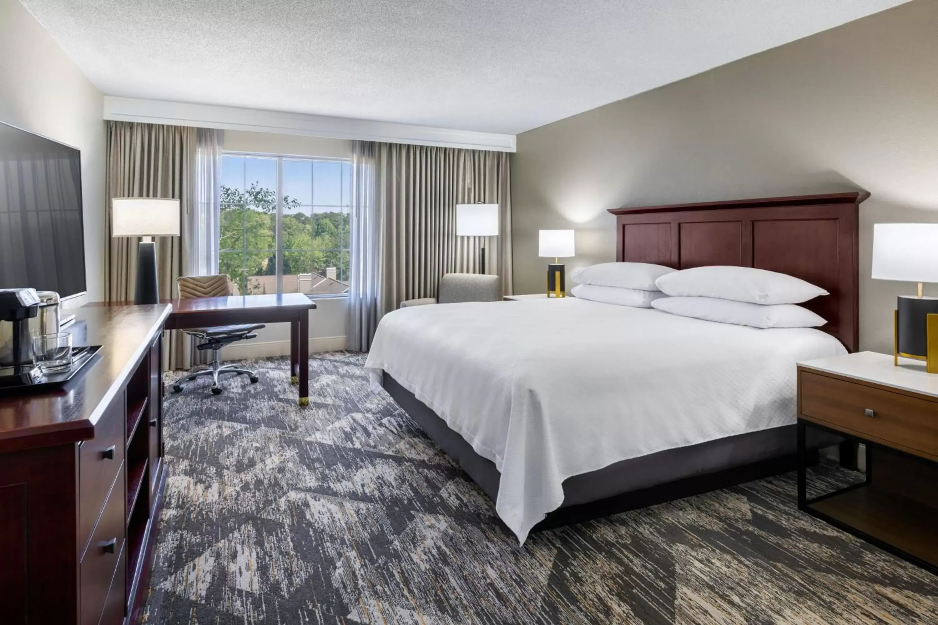 Photo of the whole room, Bed in Sheraton Atlanta Perimeter North