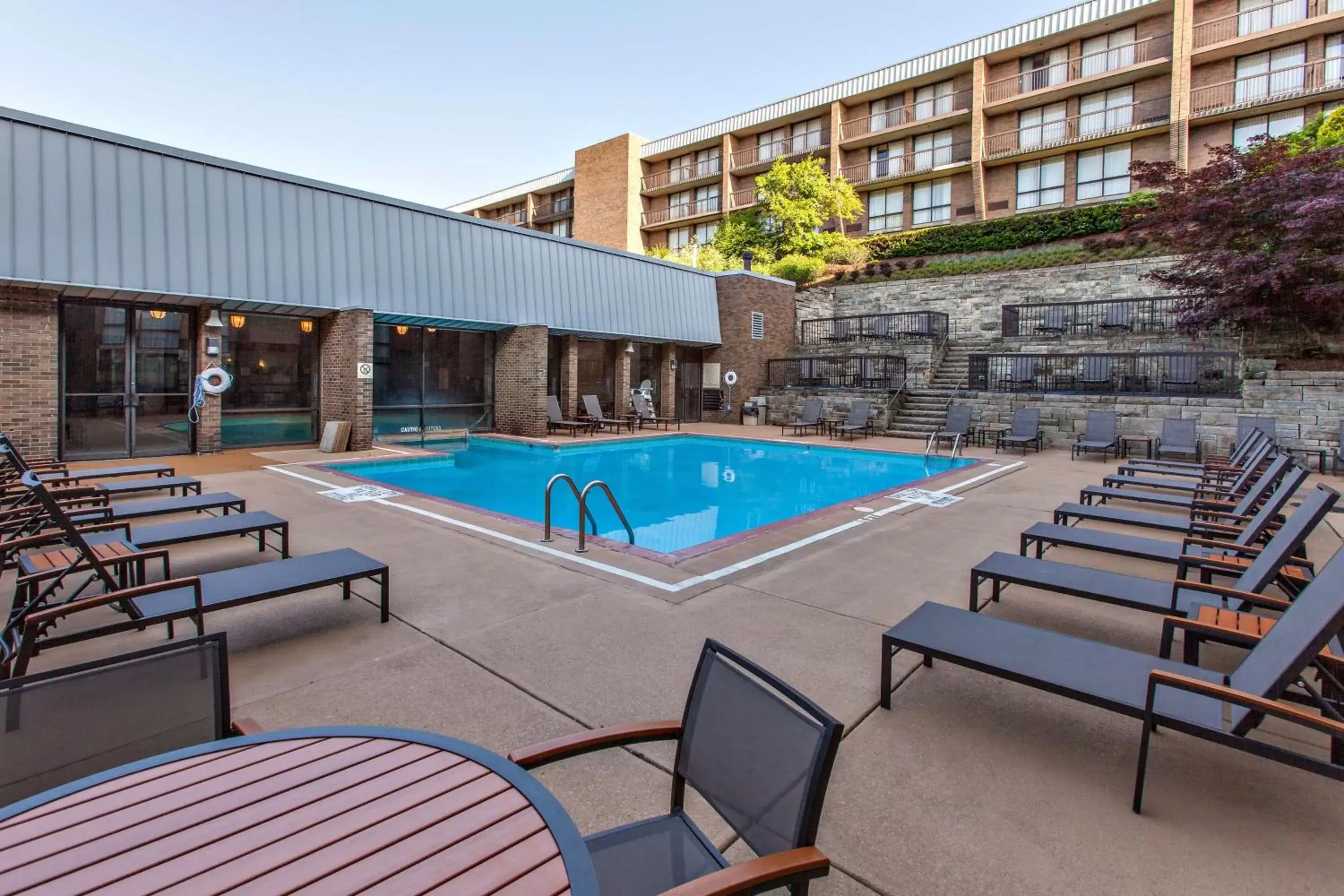 Property building, Swimming Pool in DoubleTree by Hilton Pittsburgh-Green Tree