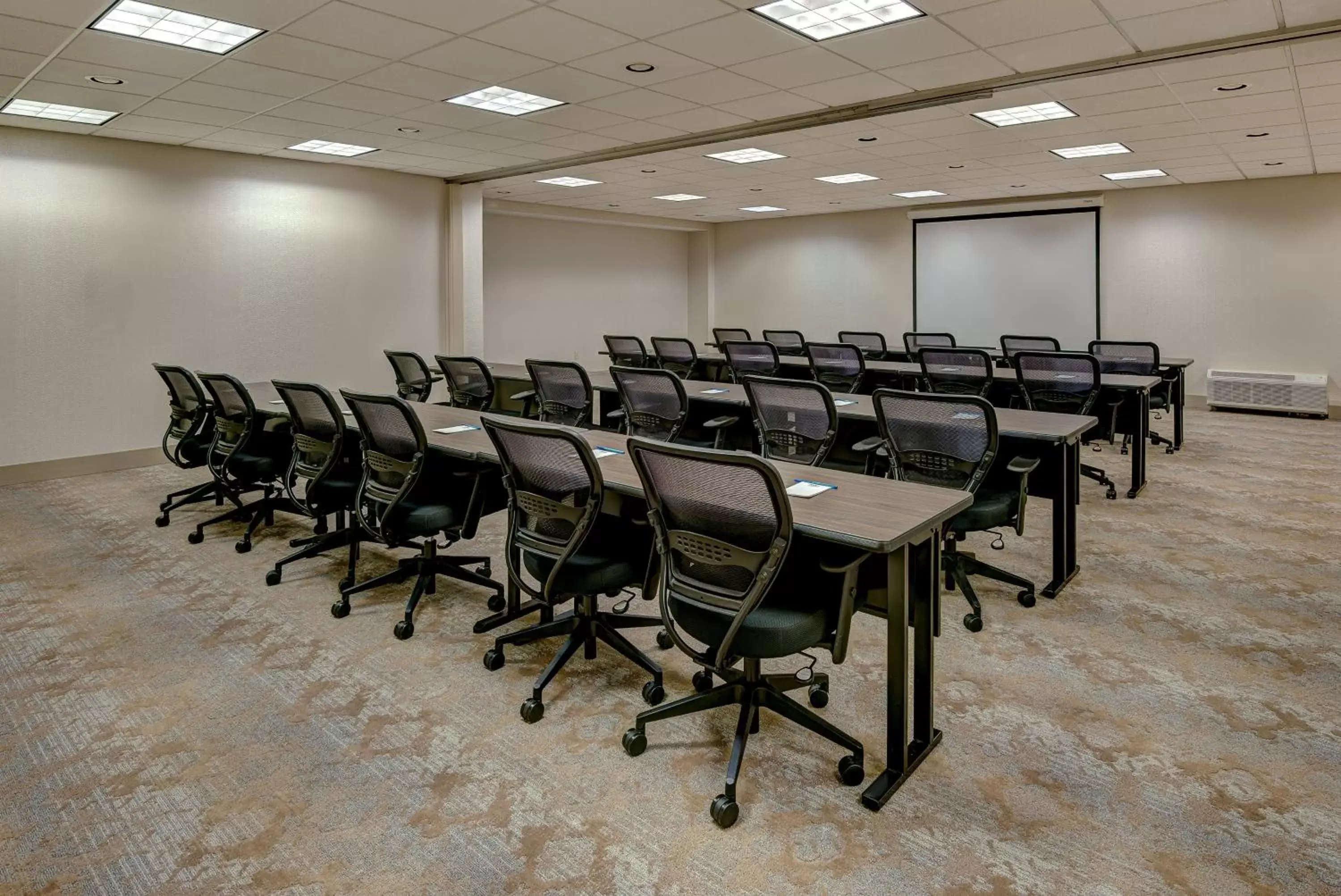 Meeting/conference room in Holiday Inn East Windsor, an IHG Hotel