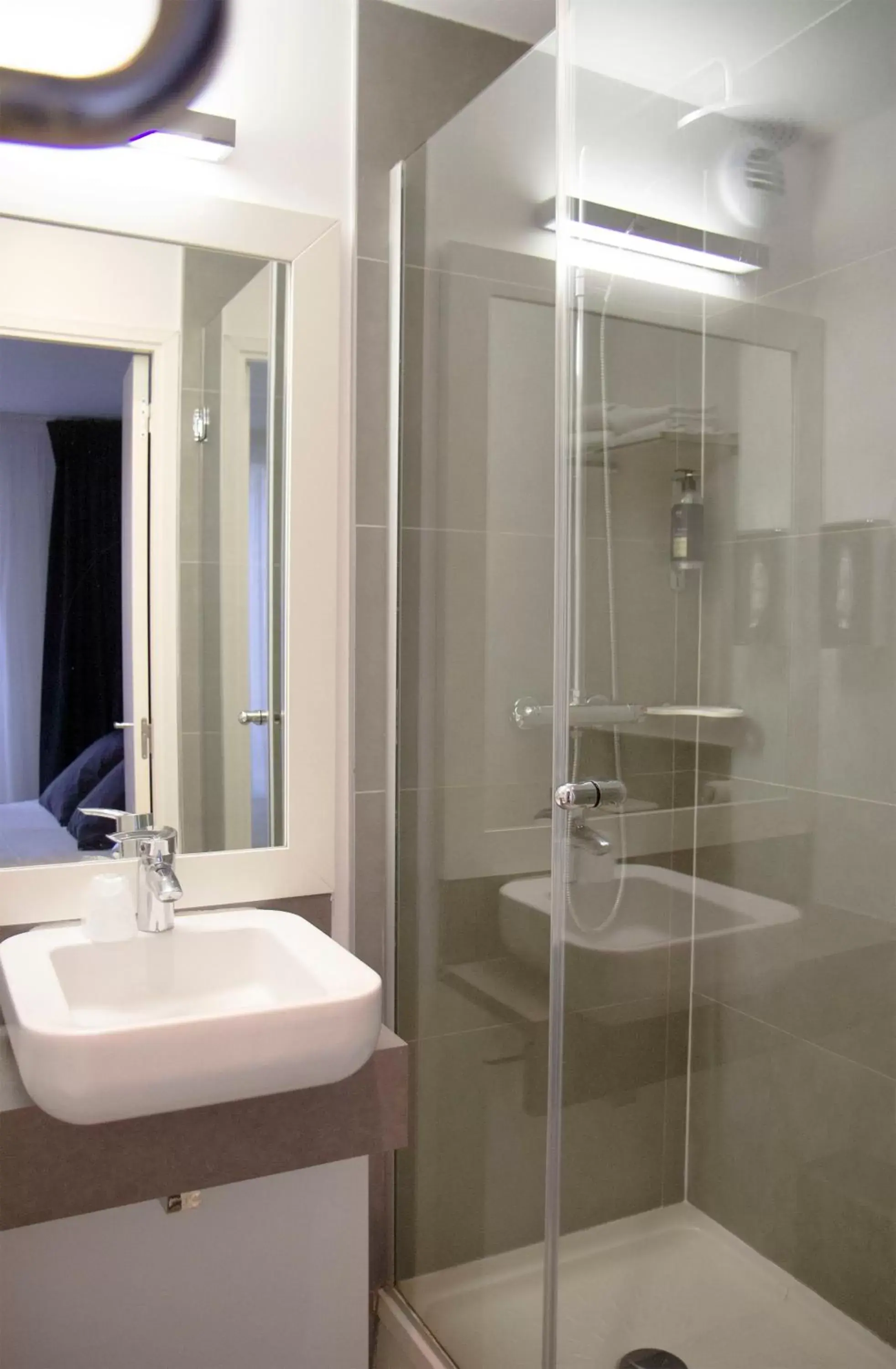 Bathroom in Best Western Hotel Le Montparnasse